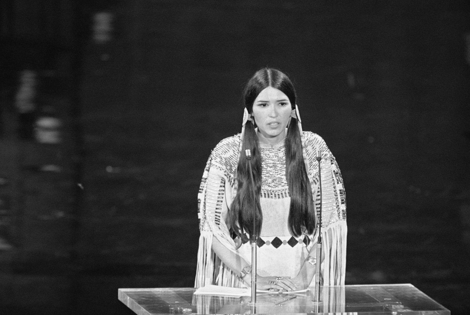 <b>Sacheen Littlefeather</b>En la edición 45 de los Premios Oscar en 1973, Marlon Brando gano el premio a mejor actor por “El Padrino”, pero al momento de recibirlo subió al escenario Sacheen Littlefeather presidenta del Comité Nacional de Imagen Afirmativa de los Nativos Americanos subía al escenario y dejaba un discurso memorable sobre el trato que reciben los indígenas estadounidenses en cine y televisión. Sacheen comenzó presentándose ante el publico seguidamente explico el motivo por el cual estaba en el escenario “Y las razones de esto son el tratamiento que la industria cinematográfica da a los indios americanos hoy en día y en la televisión en las reposiciones de películas, y también con los acontecimientos recientes en Wounded Knee. Espero en este momento que no me haya entrometido en esta noche y que lo haremos en el futuro, nuestros corazones y nuestros entendimientos se encontrarán con amor y generosidad. Gracias en nombre de Marlon Brando”.