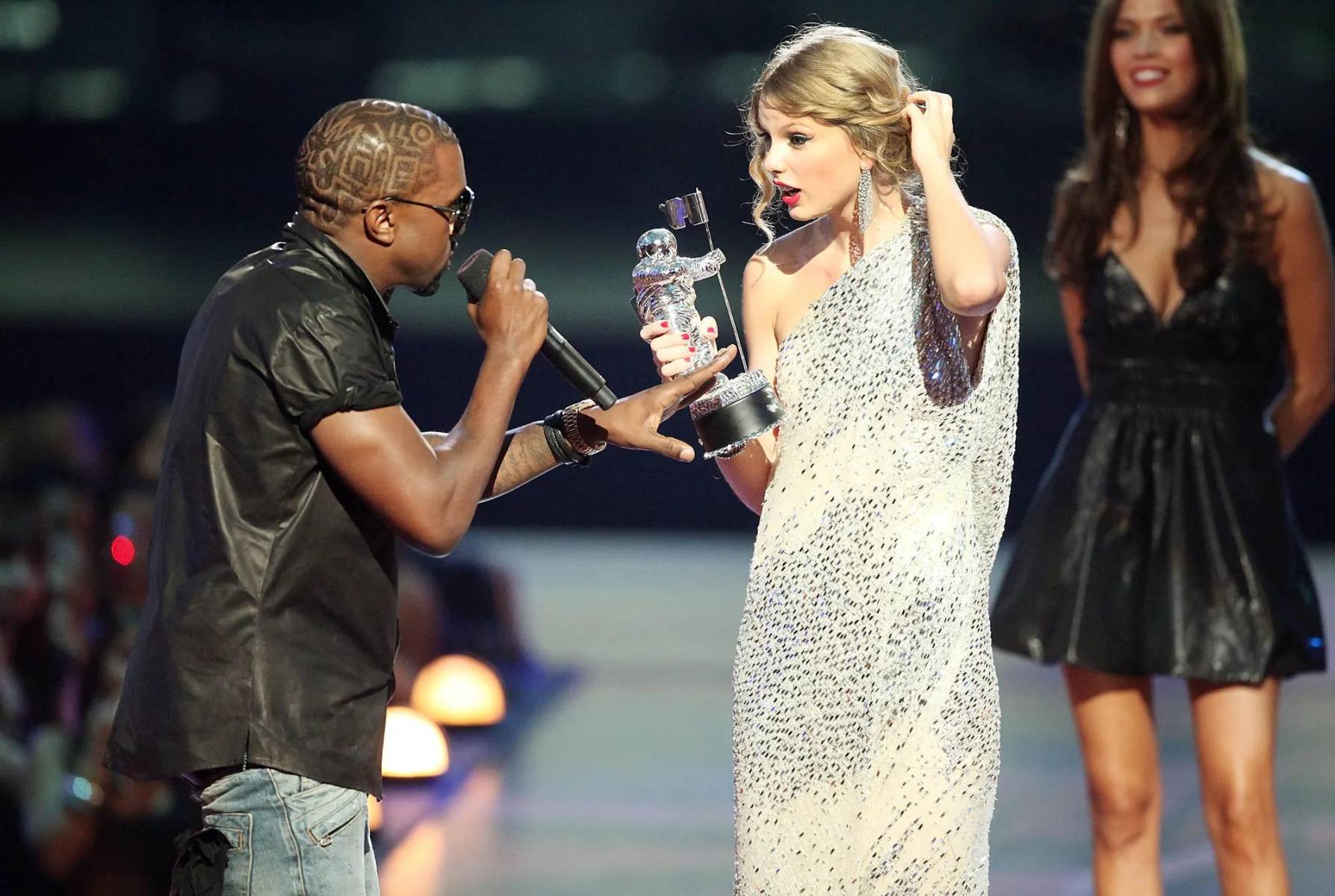 Otra popular teoría de TikTok sugiere que cuando Kanye West interrumpió el discurso de Taylor Swift en los VMA de 2009, afirmando que Beyoncé “tenía uno de los mejores videos de todos los tiempos”, supuestamente lo hizo para proteger a la Taylor de 19 años y evitar que quedara mal con Beyoncé.