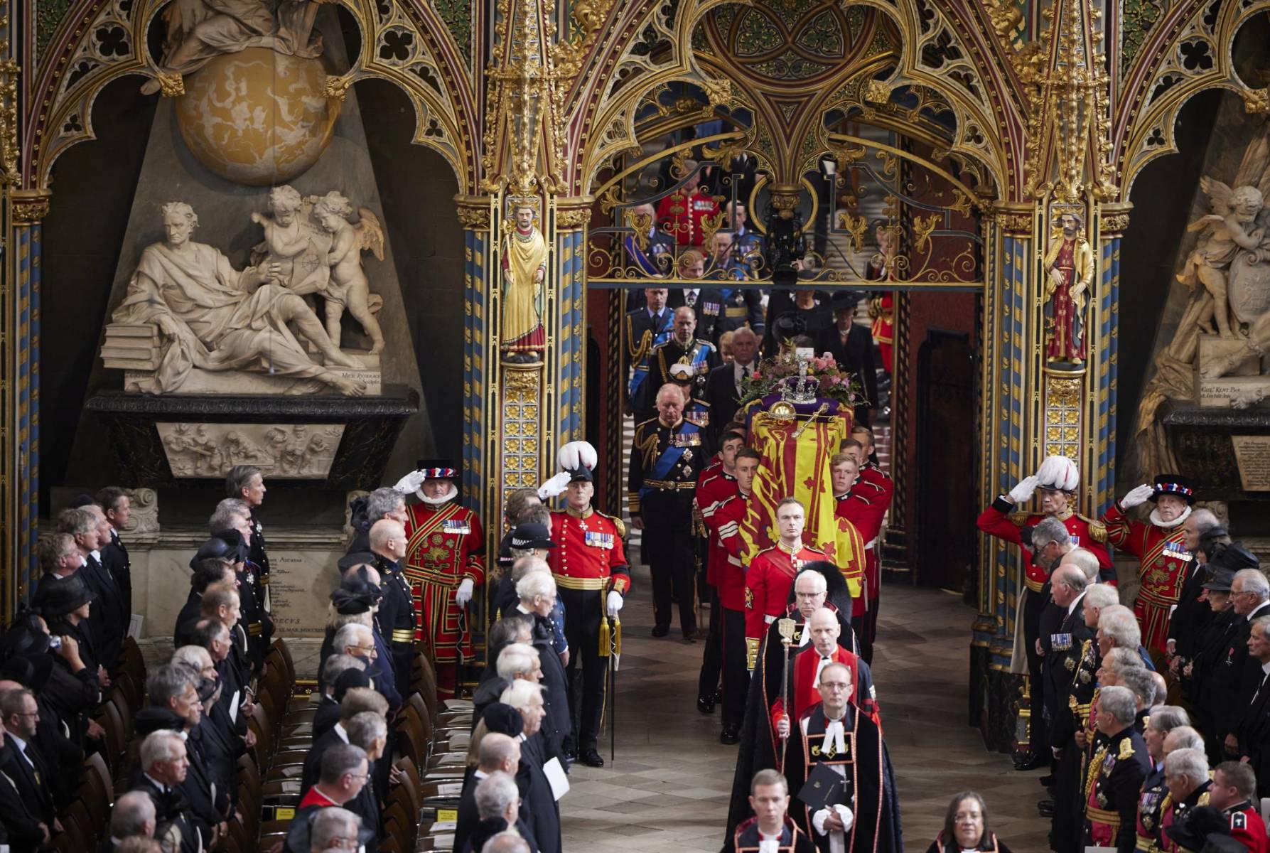 El ataúd es ingresado a la Abadía de Westminster (Photo by David Levene / POOL / AFP)