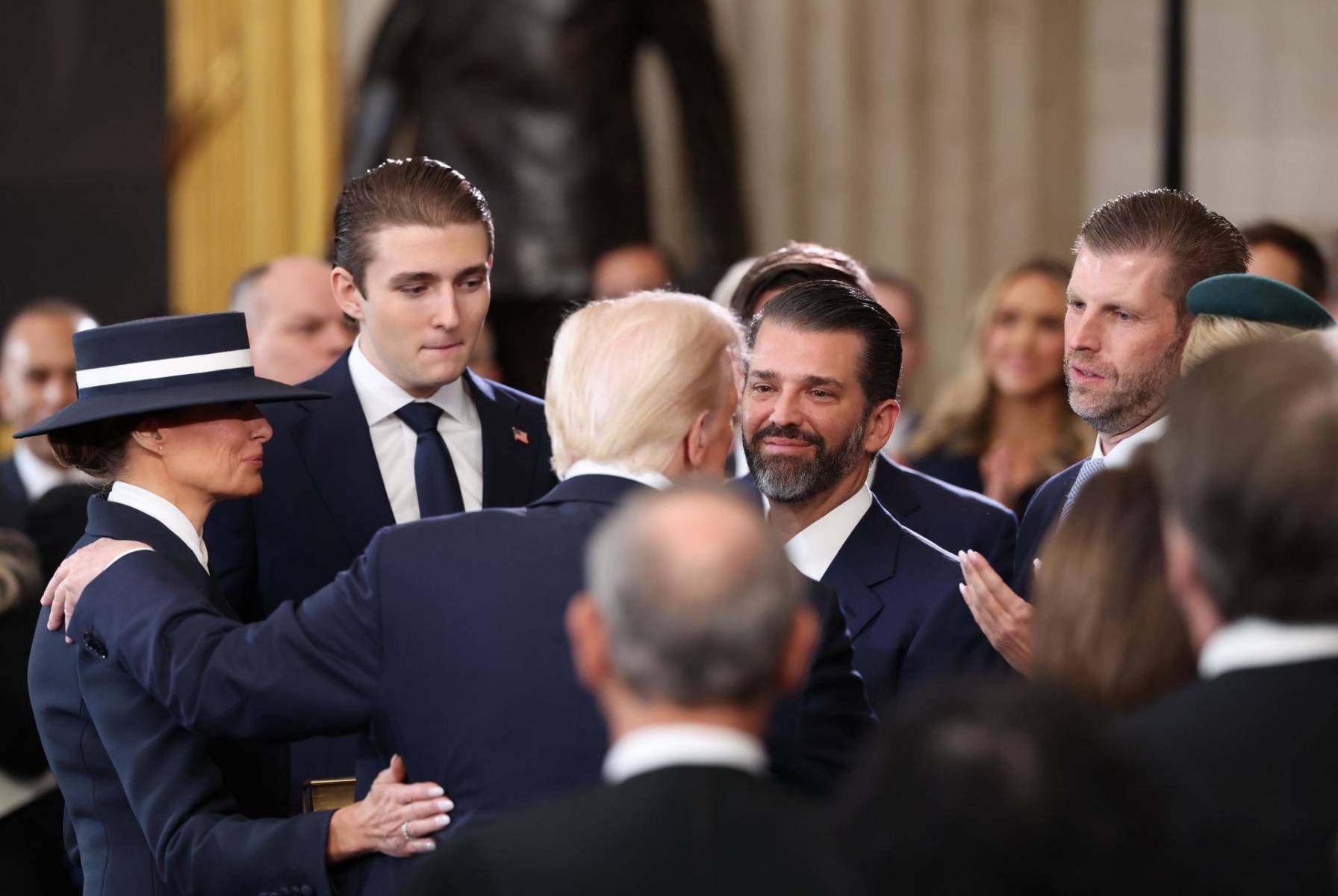 El presidente Donald Trump con su esposa Melania y sus hijos Donald, Barron y Eric 