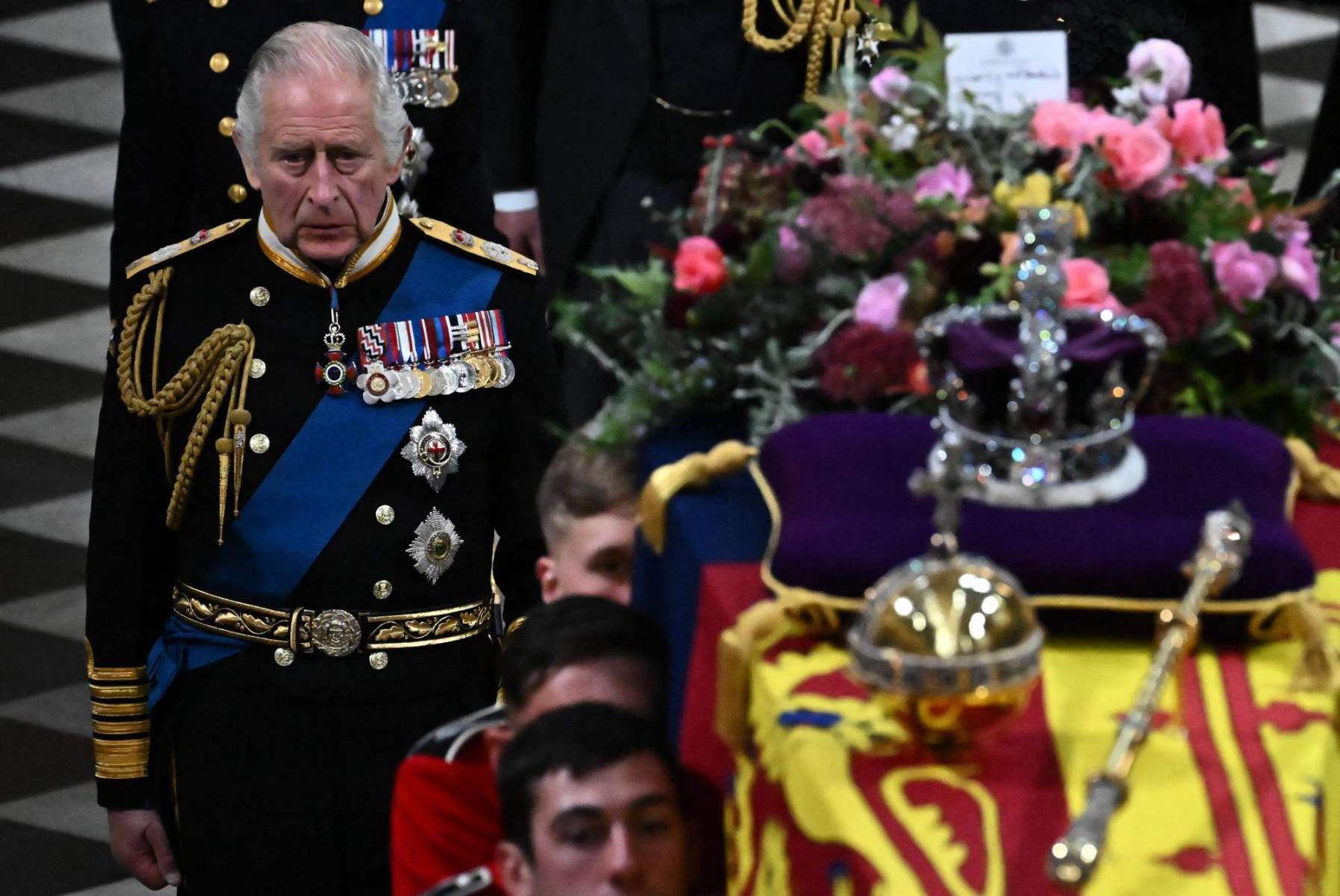 El rey Carlos III camina detrás del ataúd de su madre Isabel II al final del funeral de Estado. (Photo by Ben Stansall / POOL / AFP)