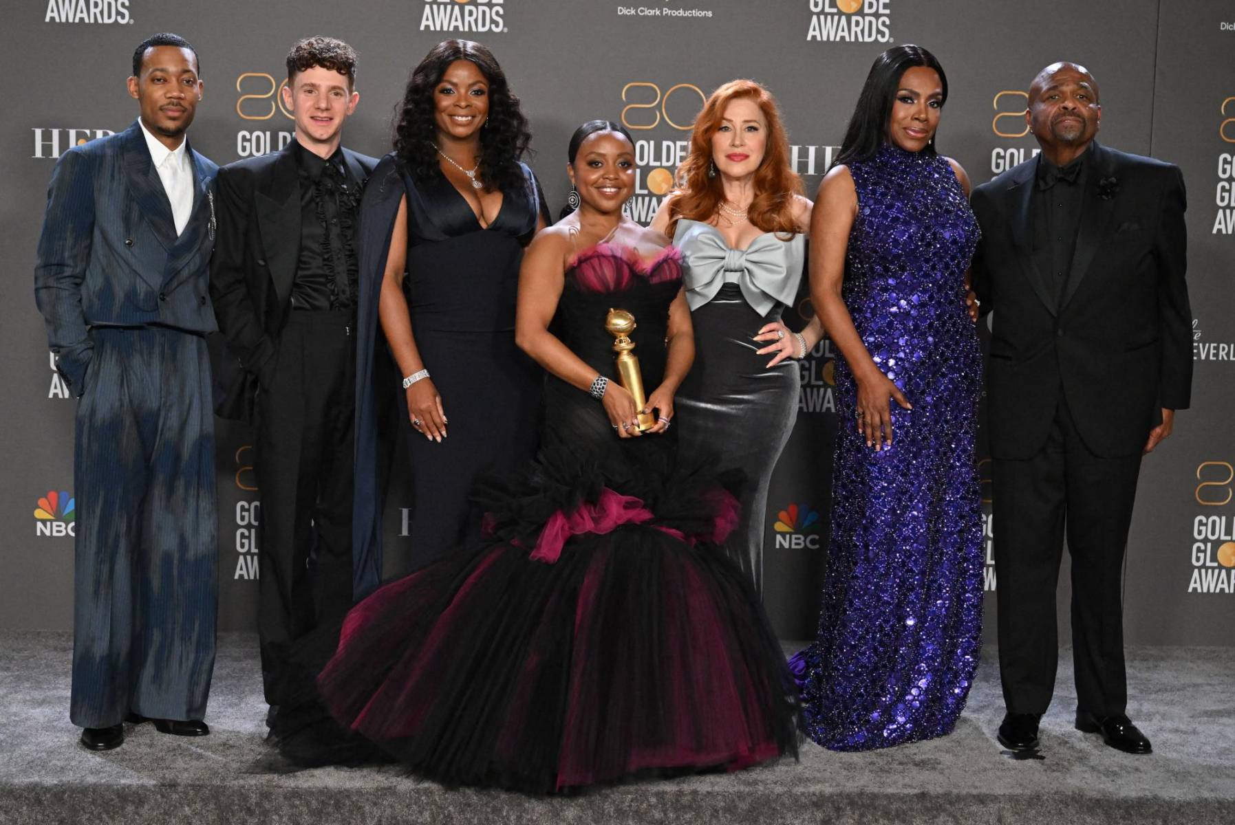 <b>MEJOR SERIE DE COMEDIA O MUSICAL: ABBOTT ELEMENTARY</b> Tyler James Williams, Chris Perfetti, Janelle James, Quinta Brunson, Lisa Ann Walter, Sheryl Lee Ralph y William Stanford Davis