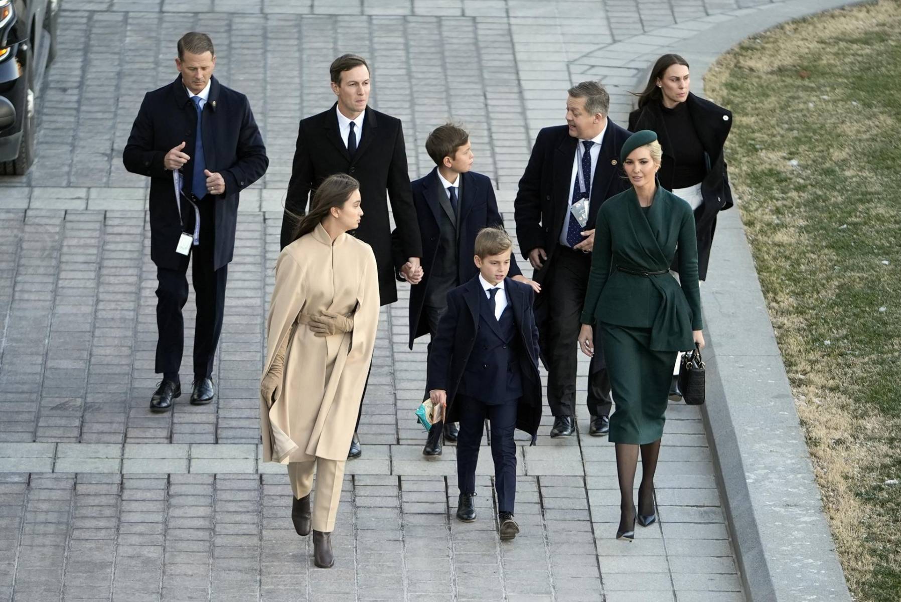 Ivanka Trump y su esposo Jared Kushner al salir del Capitolio junto a sus hijos Arabella Rose, Joseph Frederick y Theodore James Kushner
