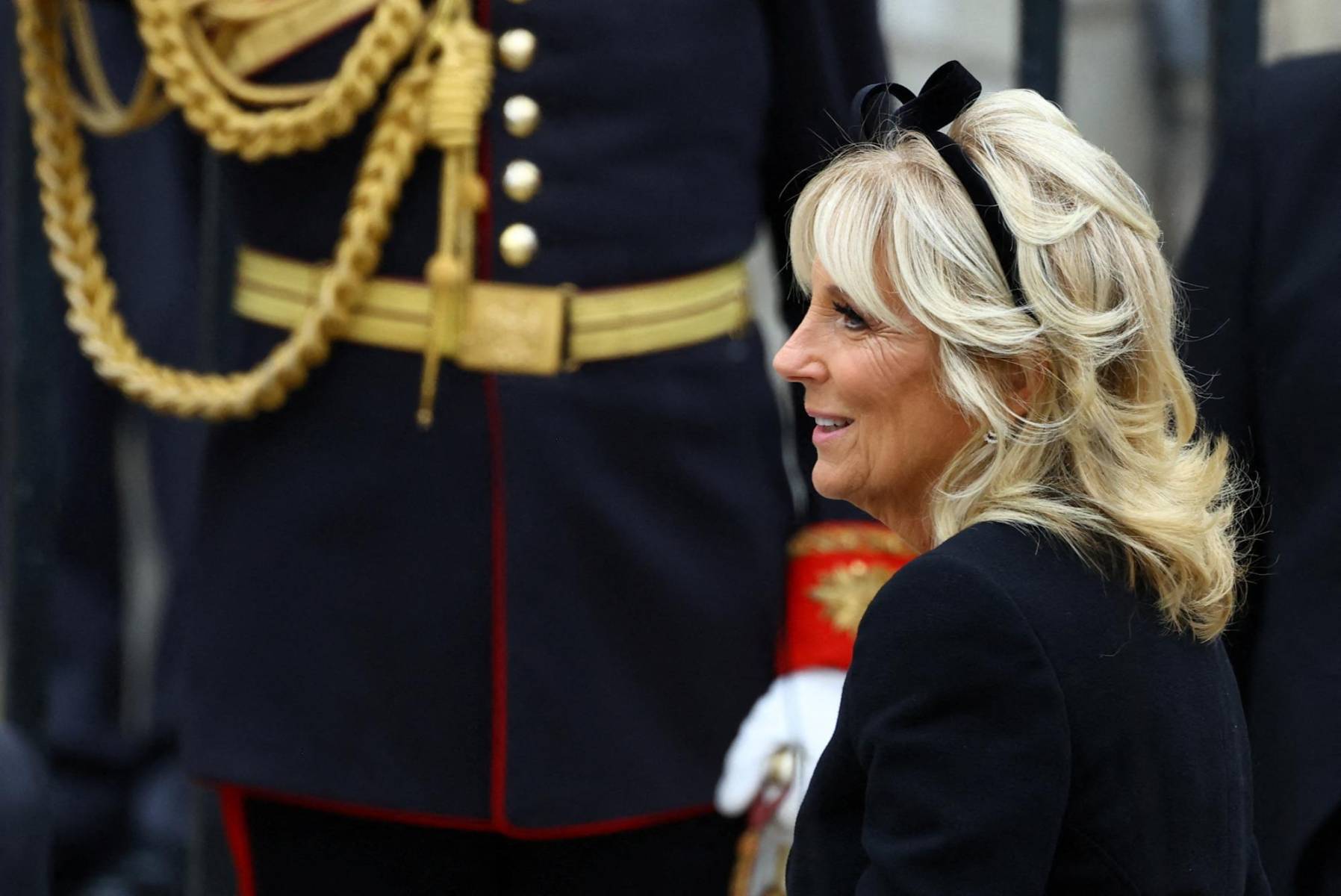 La primera dama de los Estados Unidos, Jill Biden, en las afueras de Westminster Abbey luego del funeral de Estado. (Photo by HANNAH MCKAY / POOL / AFP)