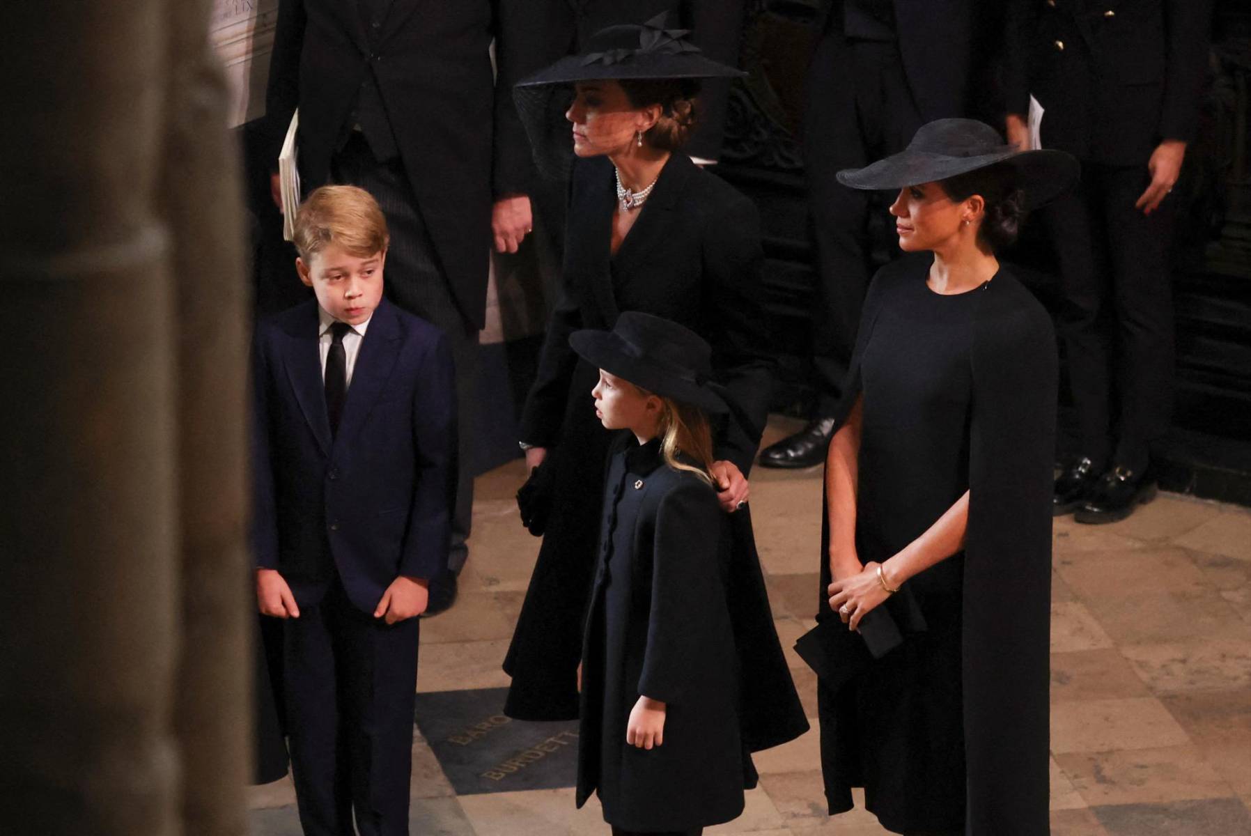 La princesa Kate con sus hijos George y Charlotte junto a Meghan Markle (Photo by PHIL NOBLE / POOL / AFP)