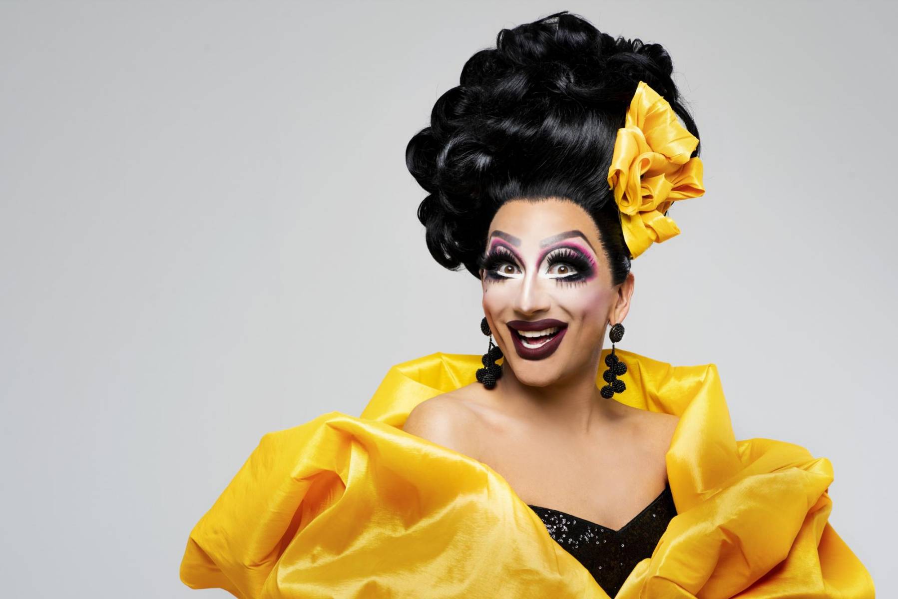 Roy Haylock, conocido por su nombre artístico Bianca del Río, es una drag queen, actriz y diseñadora de modas nacida en Estados Unidos. De padre hondureño, esta comediante es reconocida por coronarse como ganadora de la sexta temporada de “Rupaul’s Drag Race”.