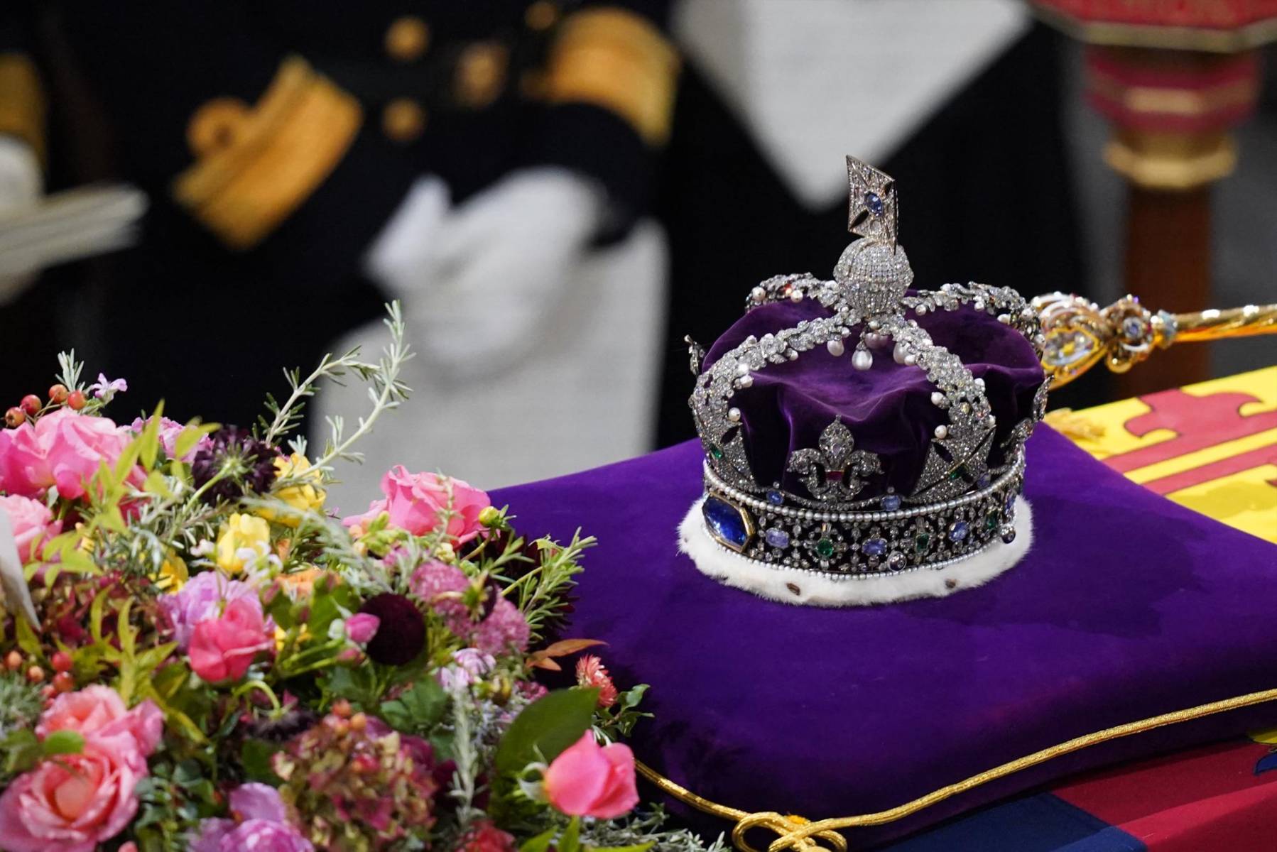 Sobre el féretro descansa la Corona Real que incluye en su diseño el diamante Cullinan II de 317 quilates, que fue entregado a Eduardo VII cuando cumplió 66 años. (Photo by Gareth Fuller / POOL / AFP)