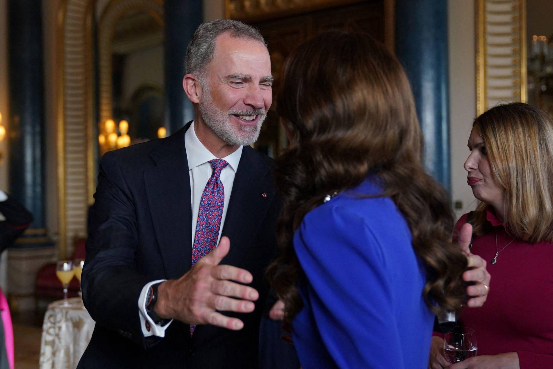 El rey Felipe de España saluda a Kate, princesa de Gales