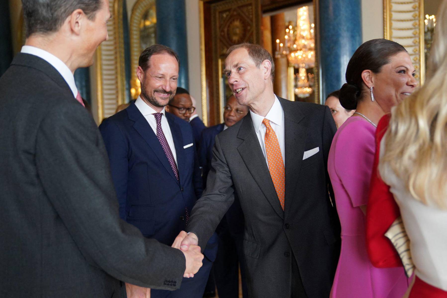 El príncipe Eduardo saluda a los asistentes a la recepción en Buckingham