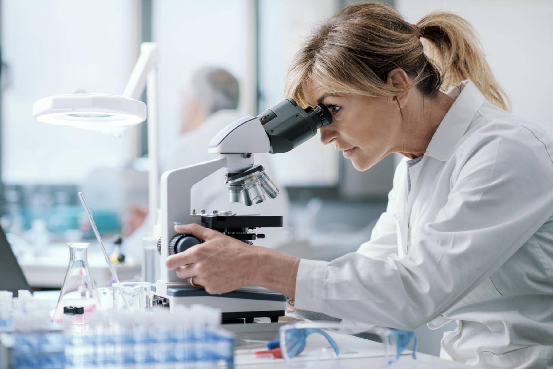 Para la investigación de la DFT, algunos pacientes se someten a nuevos tratamientos, terapias y métodos de diagnóstico con el fin de progresar en los cuidados y medicamentos que deben tener los médicos para los pacientes que viven con este tipo de demencia. Alzheimer‘s Research UK ha apoyado firmemente esta causa donando un total de 13,3 millones de libras esterlinas para las investigaciones pioneras. 