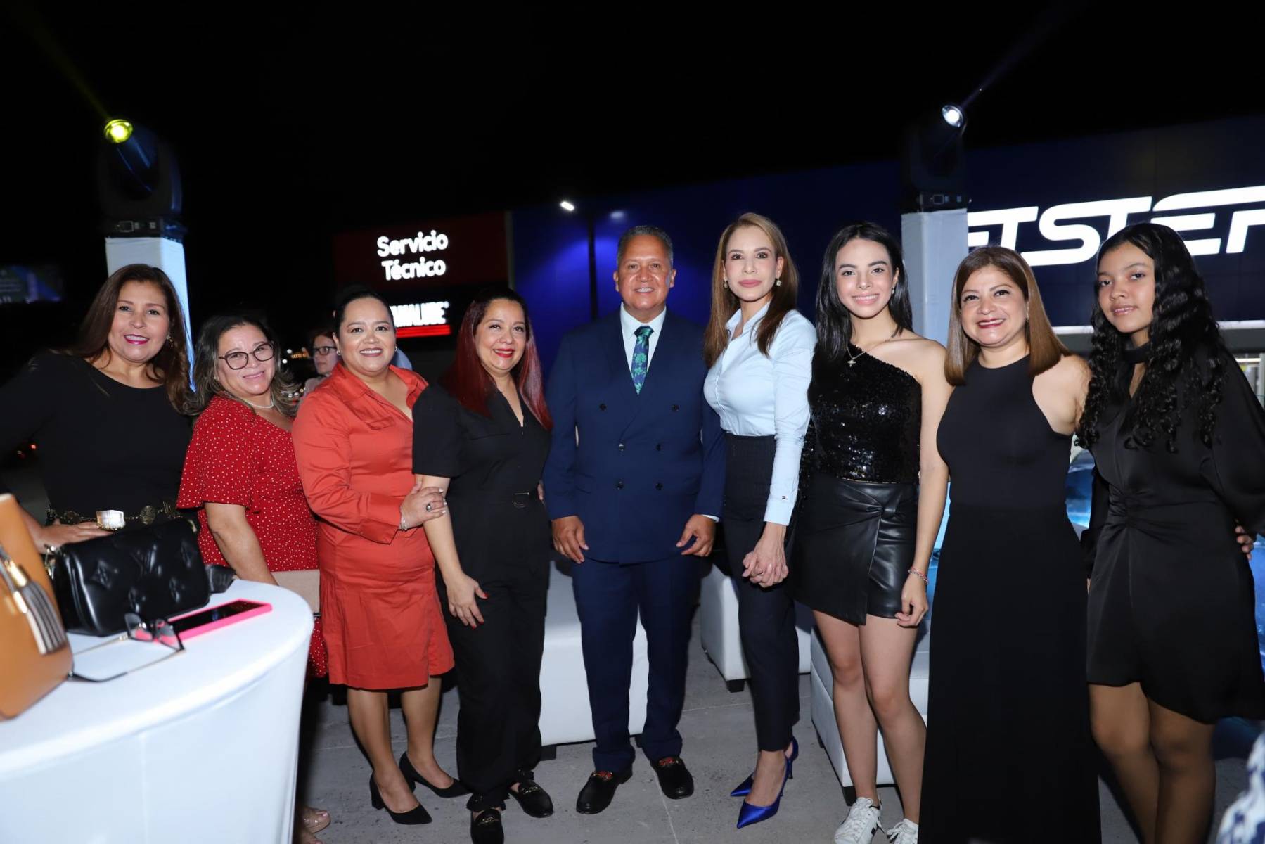 Claudia Reyes, Enma Varela, Vanessa Canales, Fares Bulnes, Edgardo Reyes, Gabriela Bonilla, Nadia Bulnes y Victoria Sofía
