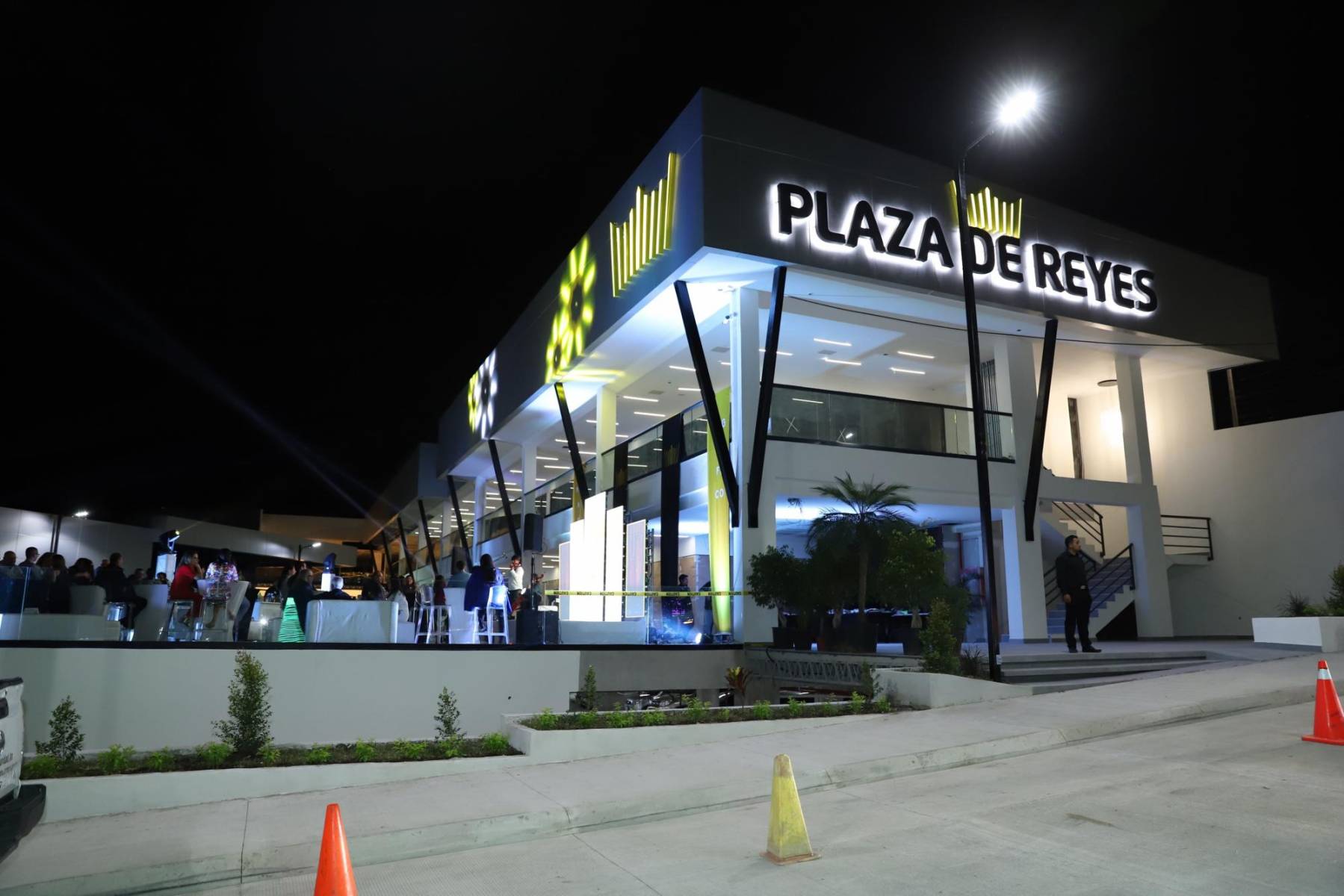 Grand Opening de Plaza de Reyes en El Sauce