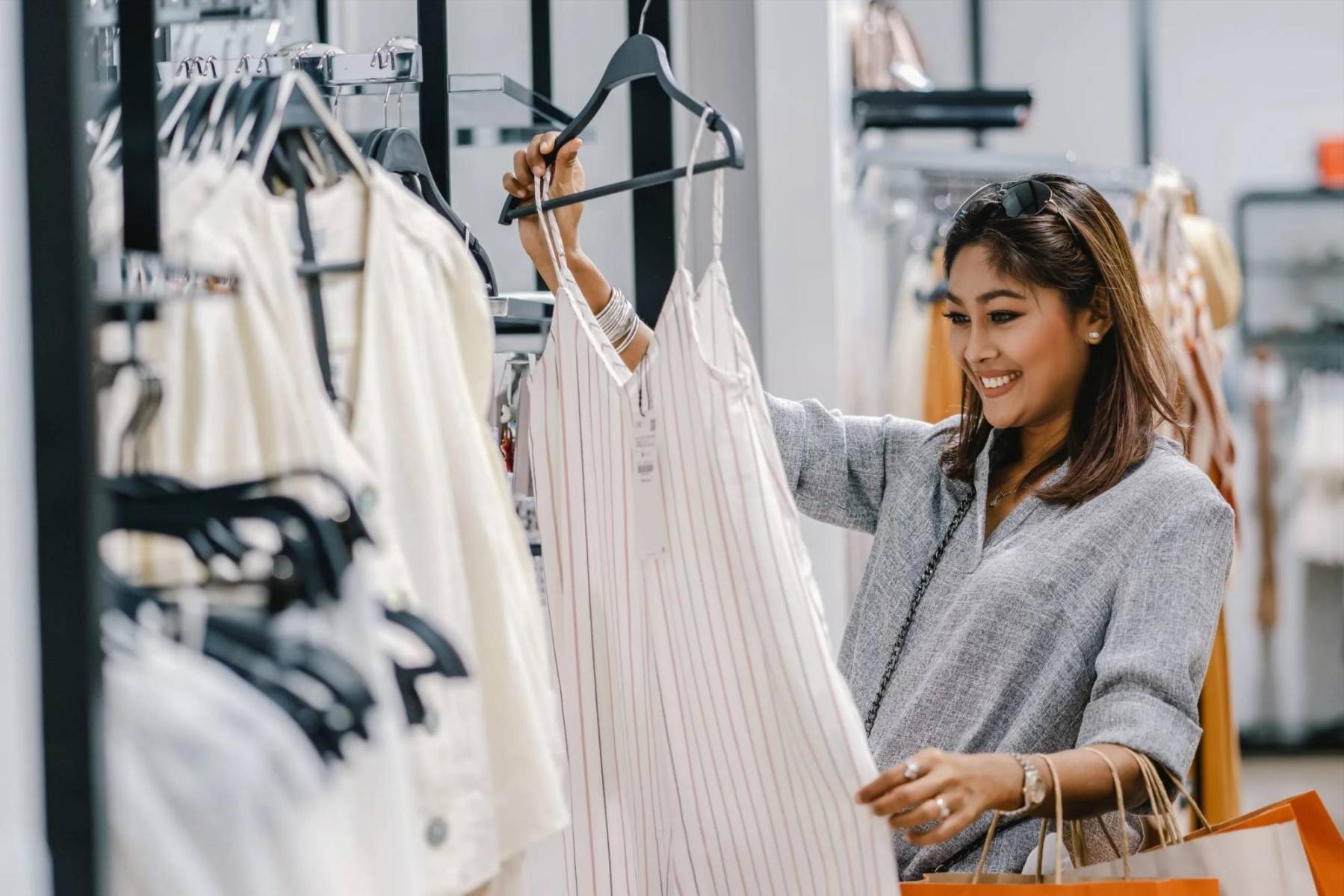 3. Comprar ropa porque está de oferta es otro grave error. Cuidado con los consumos por capricho. Sino observa tu closet y cuenta la cantidad de prendas que siguen colgadas sin haber sido estrenadas. No porque esté de moda significa que te lo vas a poner. Aléjate de las piezas defectuosas o falsificadas y elige opciones que complementen lo que ya tienes. Prioriza la calidad a la cantidad. Piensa dos veces antes de conseguir algo barato, a la larga, sale caro.
