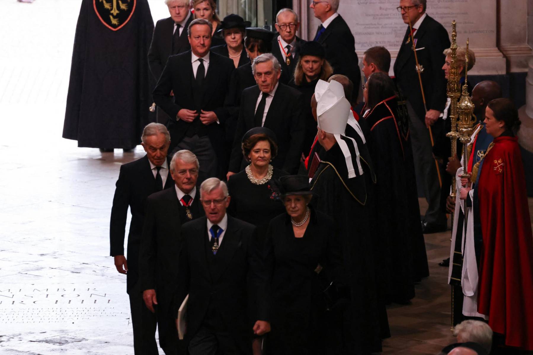 Ex primeros ministros del Reino Unido arriban a la iglesia para participar en el funeral de la reina Isabel II, quien murió a los 96 años (Photo by Jack HILL / POOL / AFP)