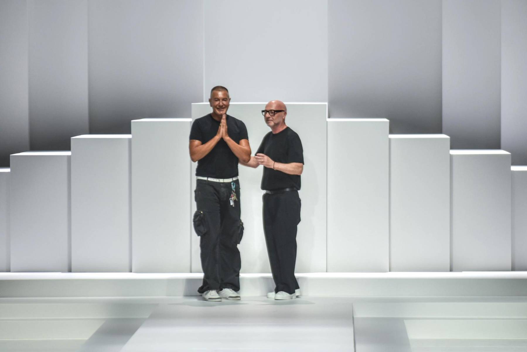 Los diseñadores Domenico Dolce y Stefano Gabbana saludan al final de su pasarela Ready-to-wear Spring-Summer 2026 durante la Menswear Milan Fashion Week