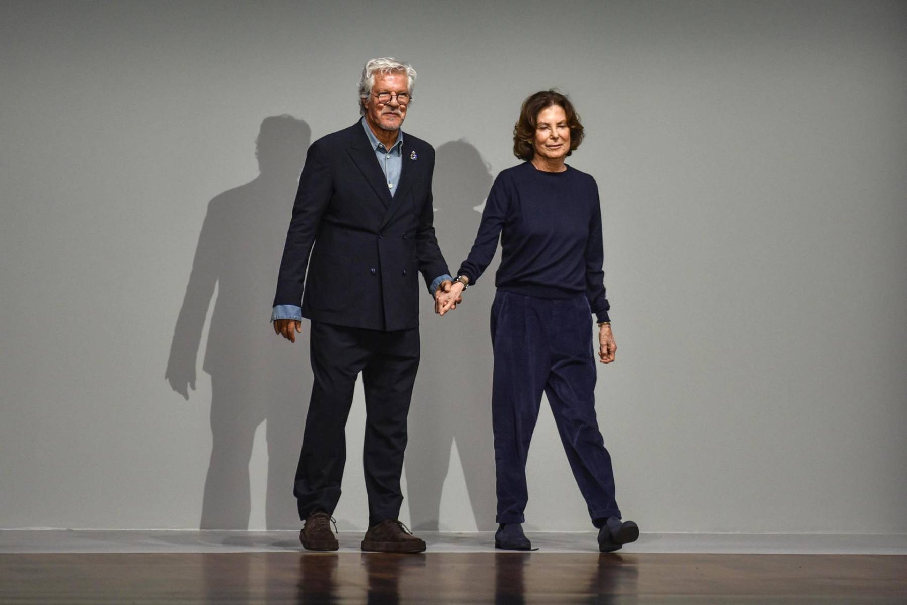 Leo Dell'Orco y Silvana Armani aparecen al final de la pasarela de la firma italiana Emporio Armani 