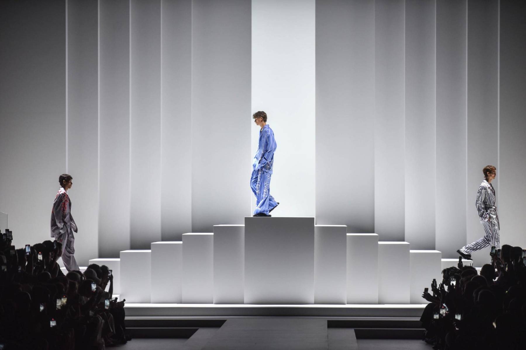 Las pijamas salen de la cama directo a la calle, esa es la premisa de la colección Menswear Spring-Summer 2026 presentada por Dolce&amp;Gabbana en Milán. Versiones casuales y desenfadadas, pero también con cuidados bordados en una versión de noche, vuelven a la pasarela como una pieza insigne de la marca desde los años 90.