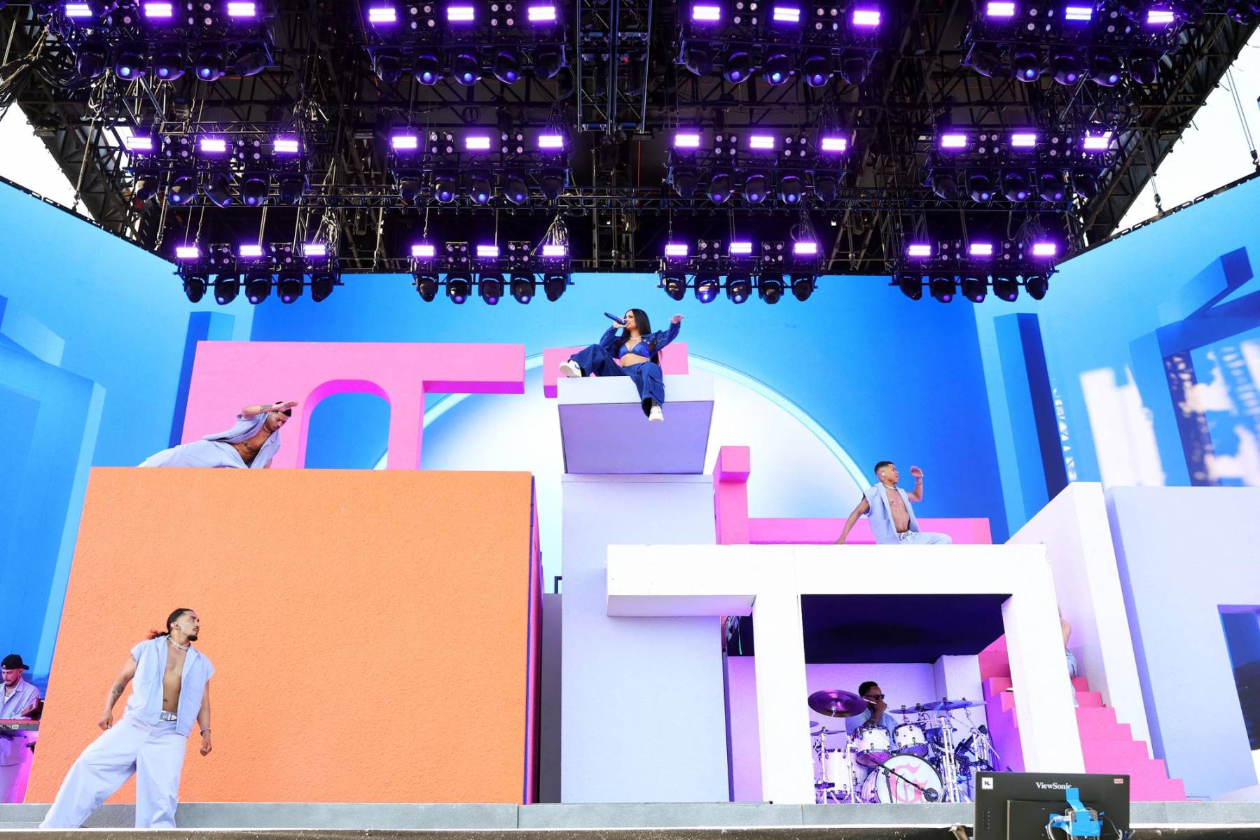 Becky G triunfó en un escenario inspirado en Luis Barragán como fondo. Vestida con un traje de tres piezas de denim azul oscuro y tenis blancos interpretó Fulanito, Cuando te besé y Bailé con mi ex 