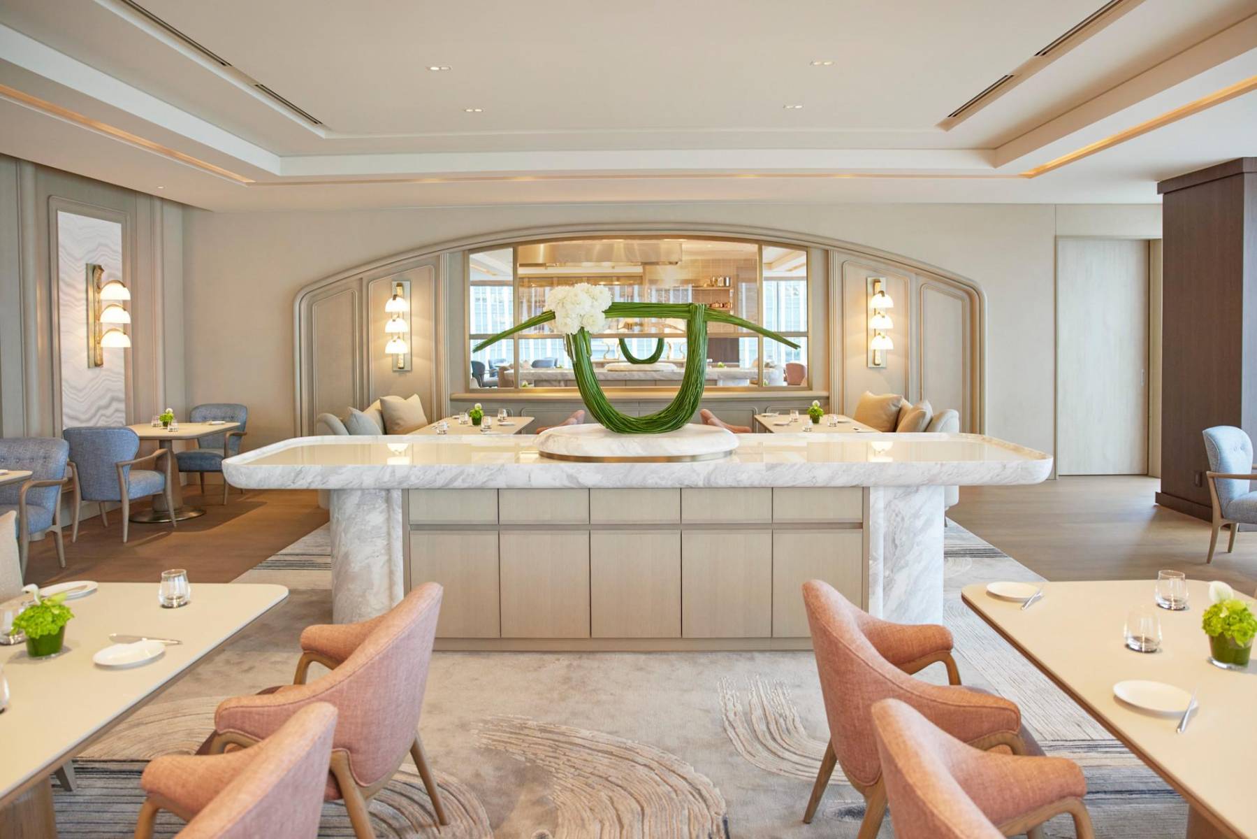 15. Sezanne ofrece una experiencia culinaria de máxima sofisticación. Inaugurado en julio de 2021 en el séptimo piso del Hotel Four Seasons Tokyo en Marunouchi, con el chef británico Daniel Calvert a la cabeza, cautiva a los comensales con su estilo neo-francés inmersivo, que rinde homenaje a las ricas culturas culinarias de Asia.
