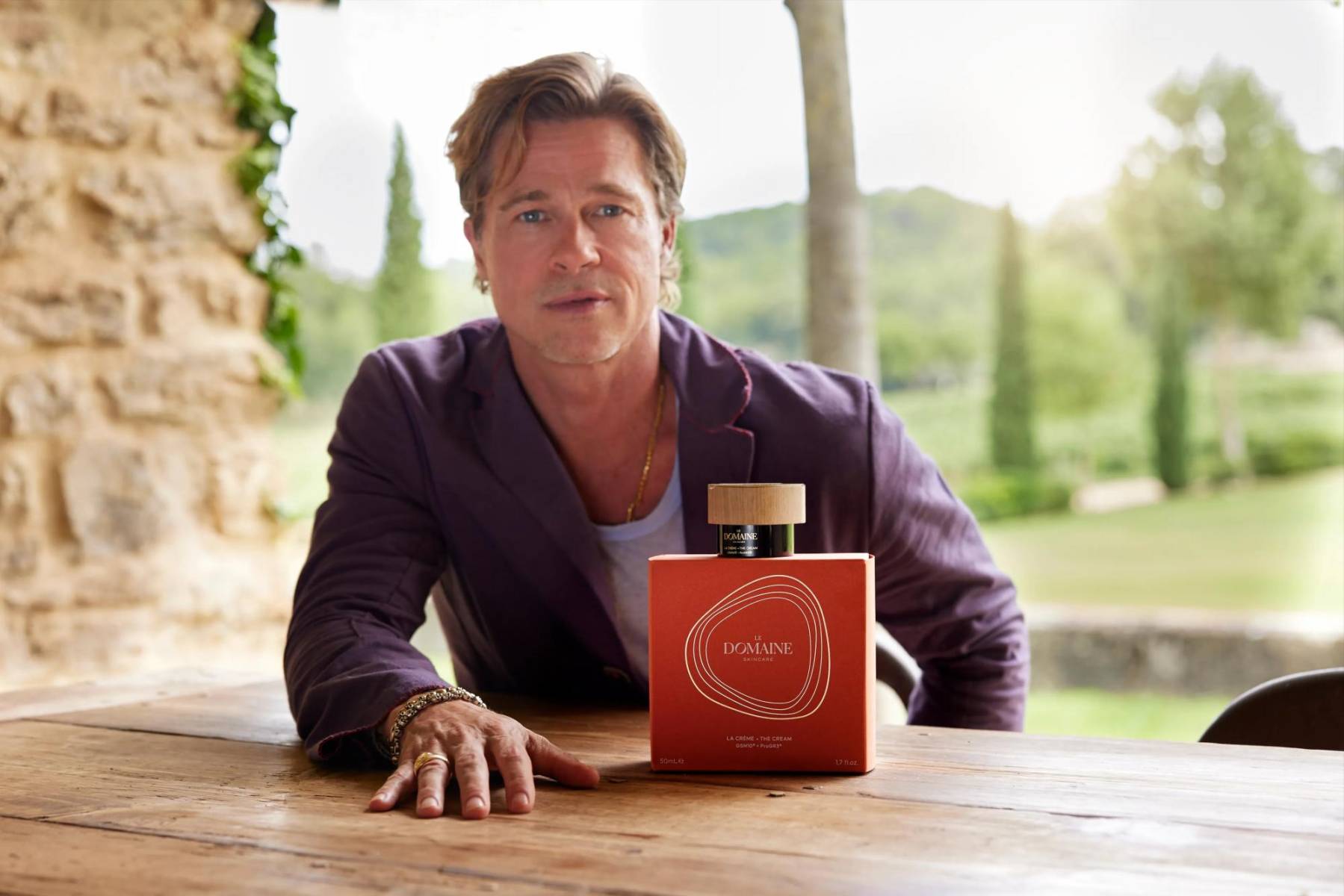 Le Domaine Skincare by Brad Pitt, una firma cosmética genderless, vegana que combina las propiedades antioxidantes de las uvas del Château Miraval, con moléculas de última generación que ralentizan y minimizan los signos de envejecimiento. Ayuda a protegerte de mecanismo que provocan el deterioro de la piel y mejora la replicación celular.