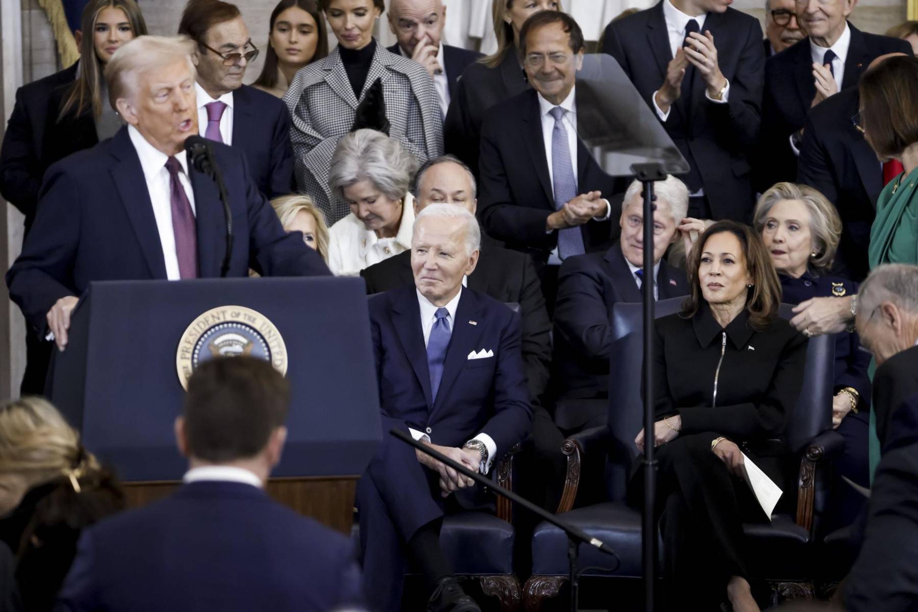 Trump brinda su discurso mientras observan en primera fila el ex presidente Joe Biden y la ex vice presidenta Kamala Harris. <i>“Lucharé por ustedes y ganaré por ustedes. Gracias a todos”, culminó</i>