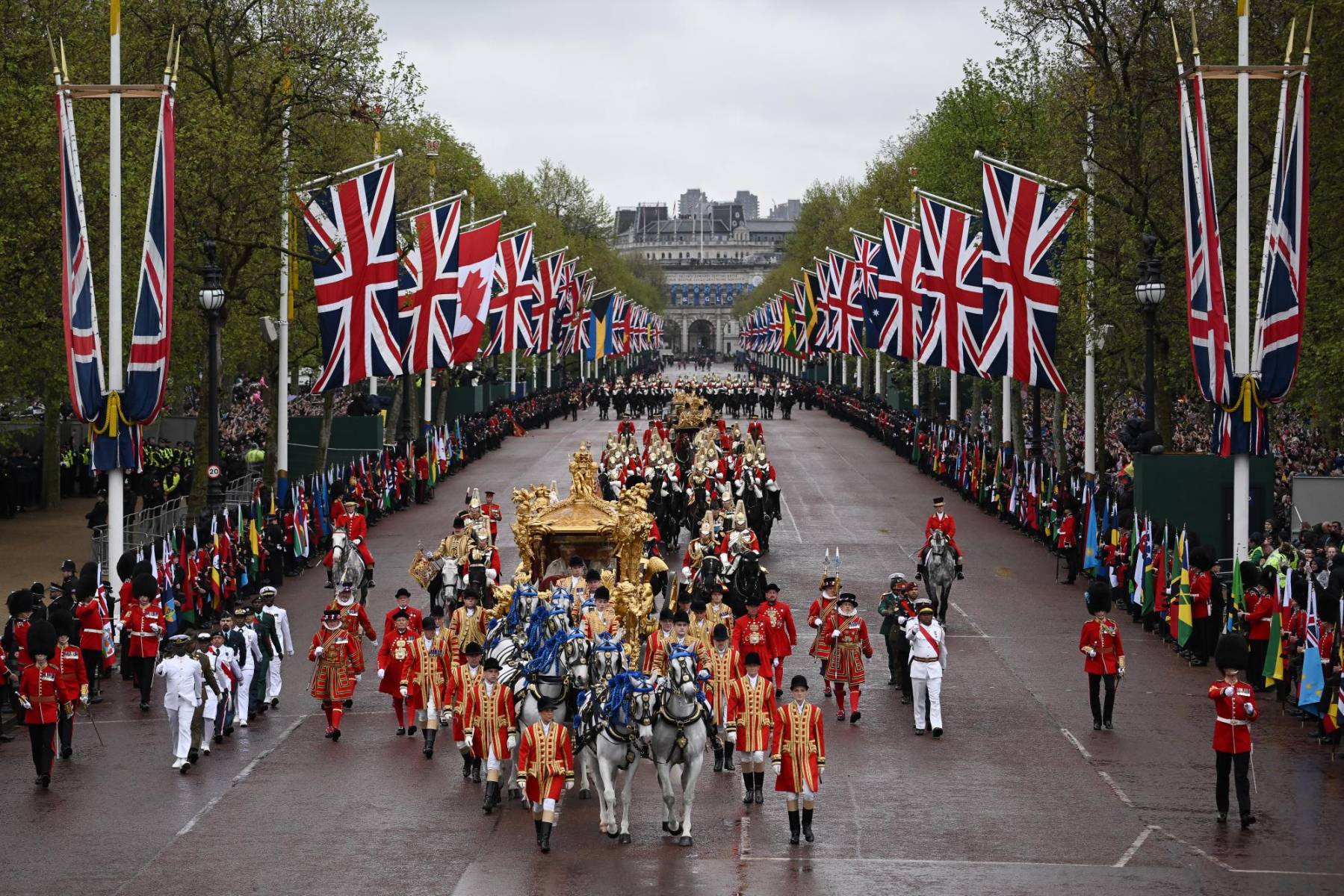 La carroza es tirada por ocho caballos Windsor Greys llamados Icon, Shadow, Milford Haven, Newark, Eco, Knightsbridge, Meg y Tyrone