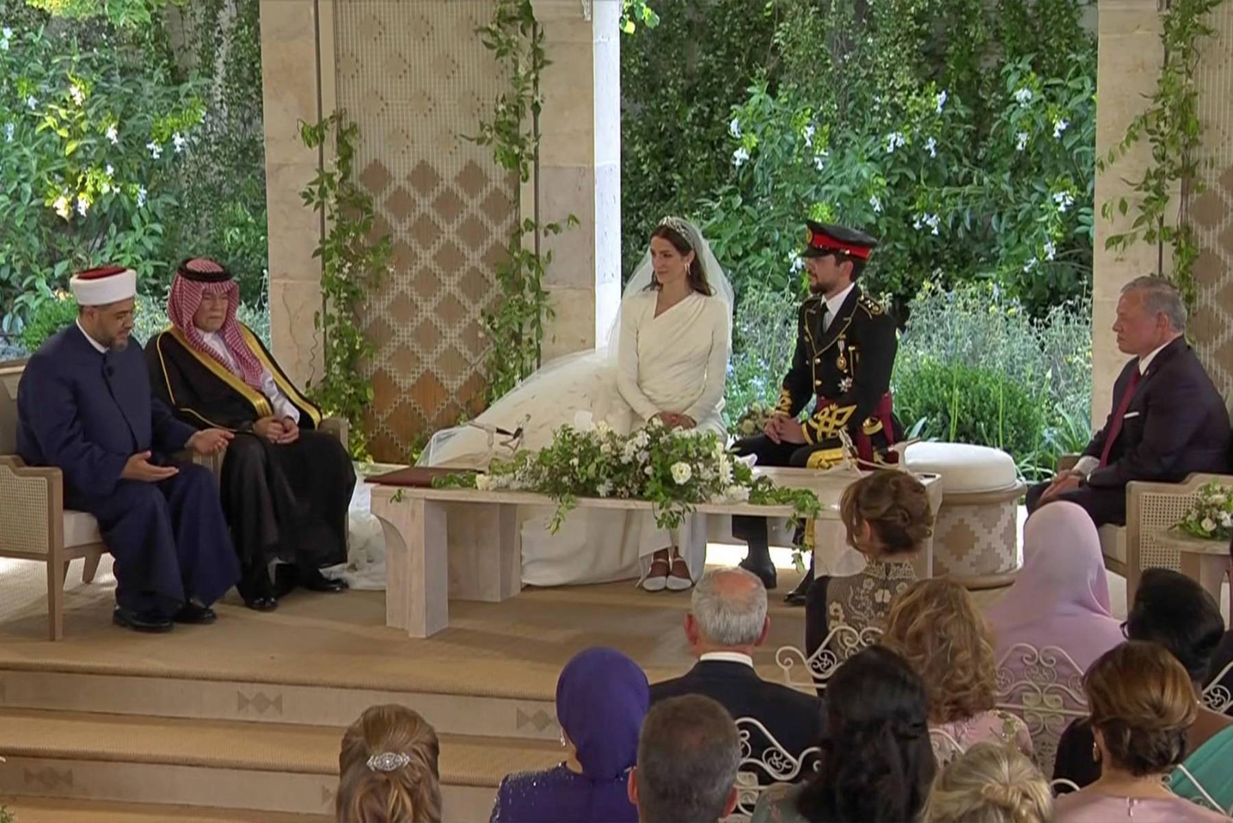 El príncipe heredero Hussein y su novia, Saudi Rajwa al-Seif, durante la ceremonia realizada frente a sus padres, el rey de Jordania, Abdullah II y Khalid al-Saif (Photo by Jordanian Royal Palace / AFP) 