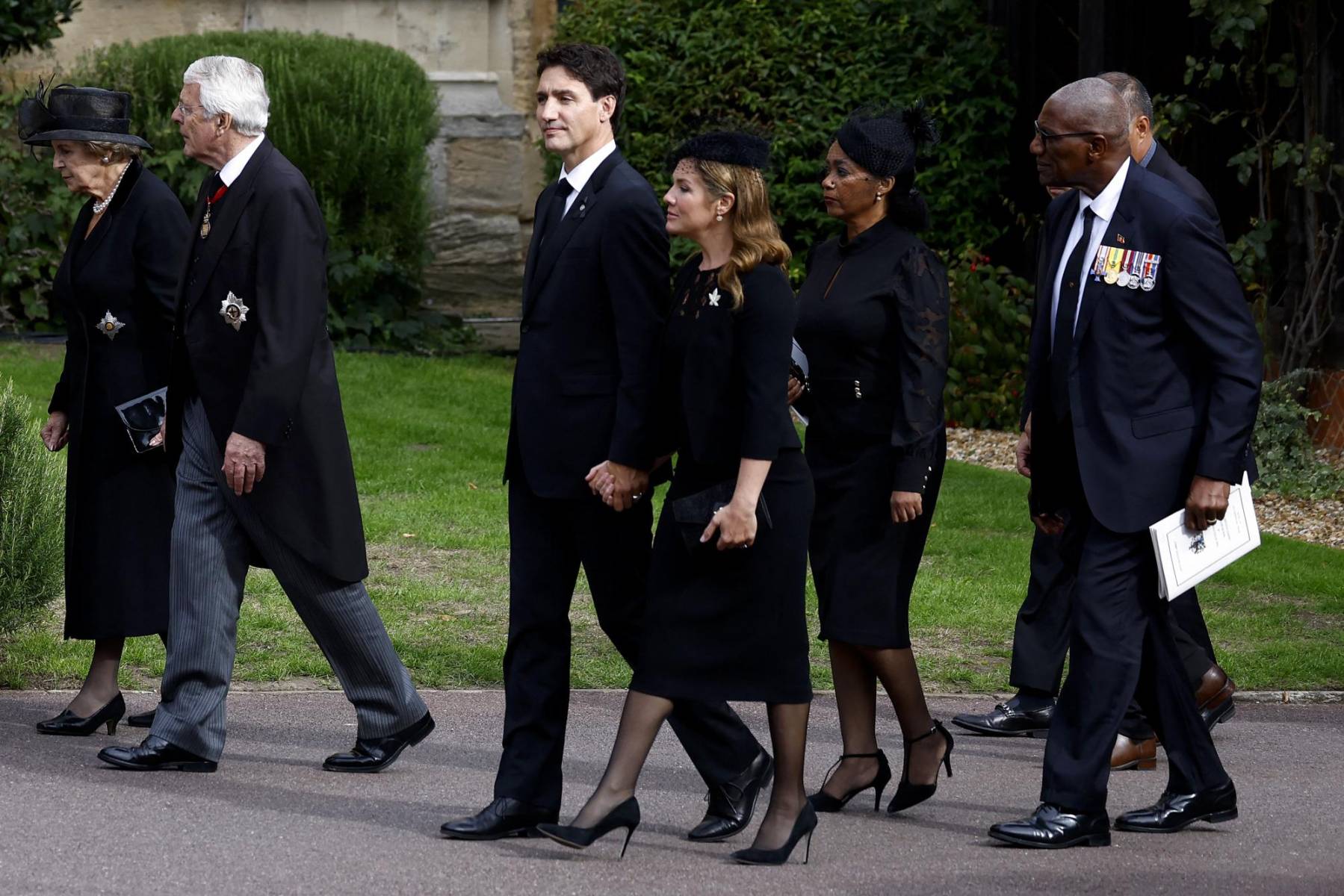 Norma y John Major y el primer ministro de Canadá Justin Trudeau y su esposa Sophie Grégoire ingresan a la capilla St George. (Photo by Jeff J Mitchell / POOL / AFP)