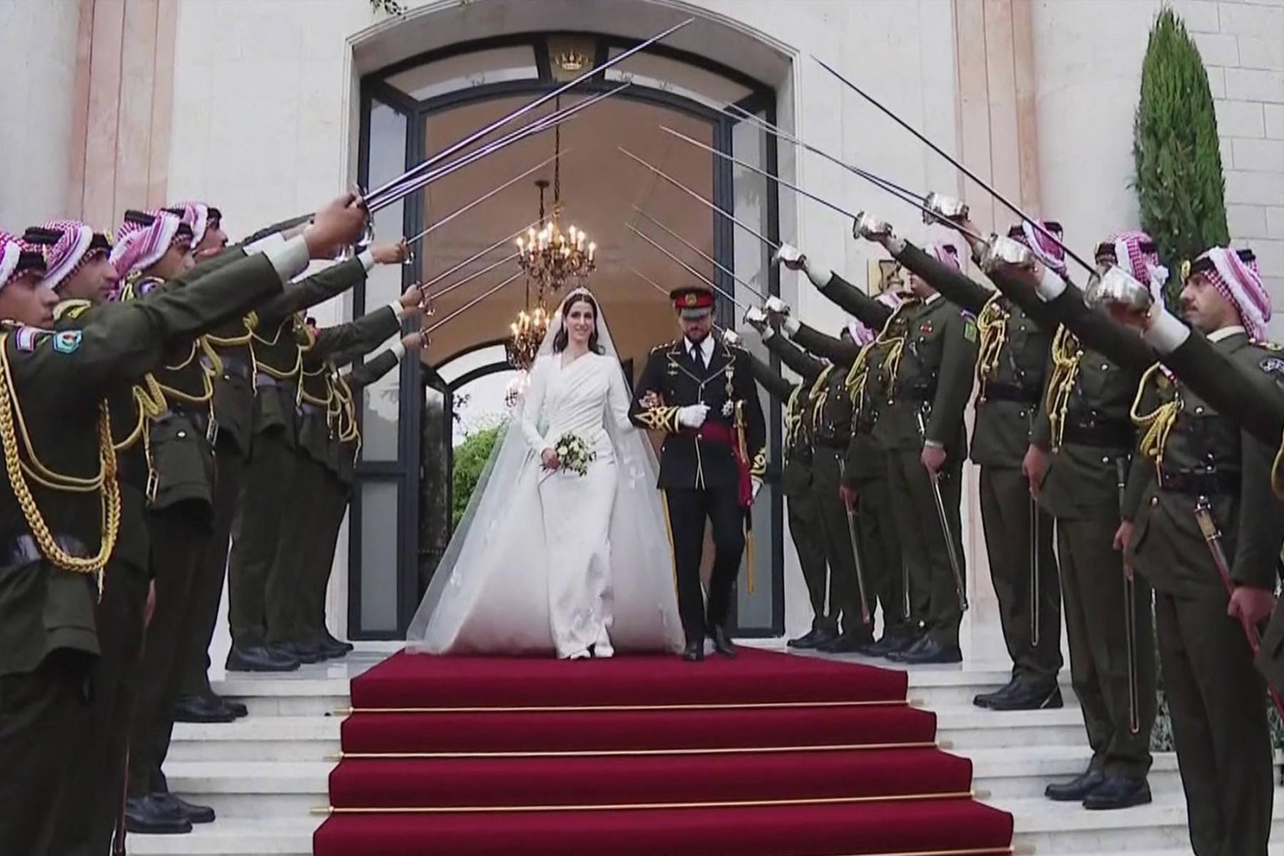 El príncipe heredero de Jordania Hussein bin Abdullah y la arquitecta saudita Rajwa al Saif se casaron en el Palacio de Zahran, en la histórica ciudadela de Amán, ante sus familias y 140 invitados, entre ellos la primera dama estadounidense, Jill Biden, los príncipes de Gales y los reyes de los Países Bajos. (Photo by Jordanian Royal Palace / AFP) 