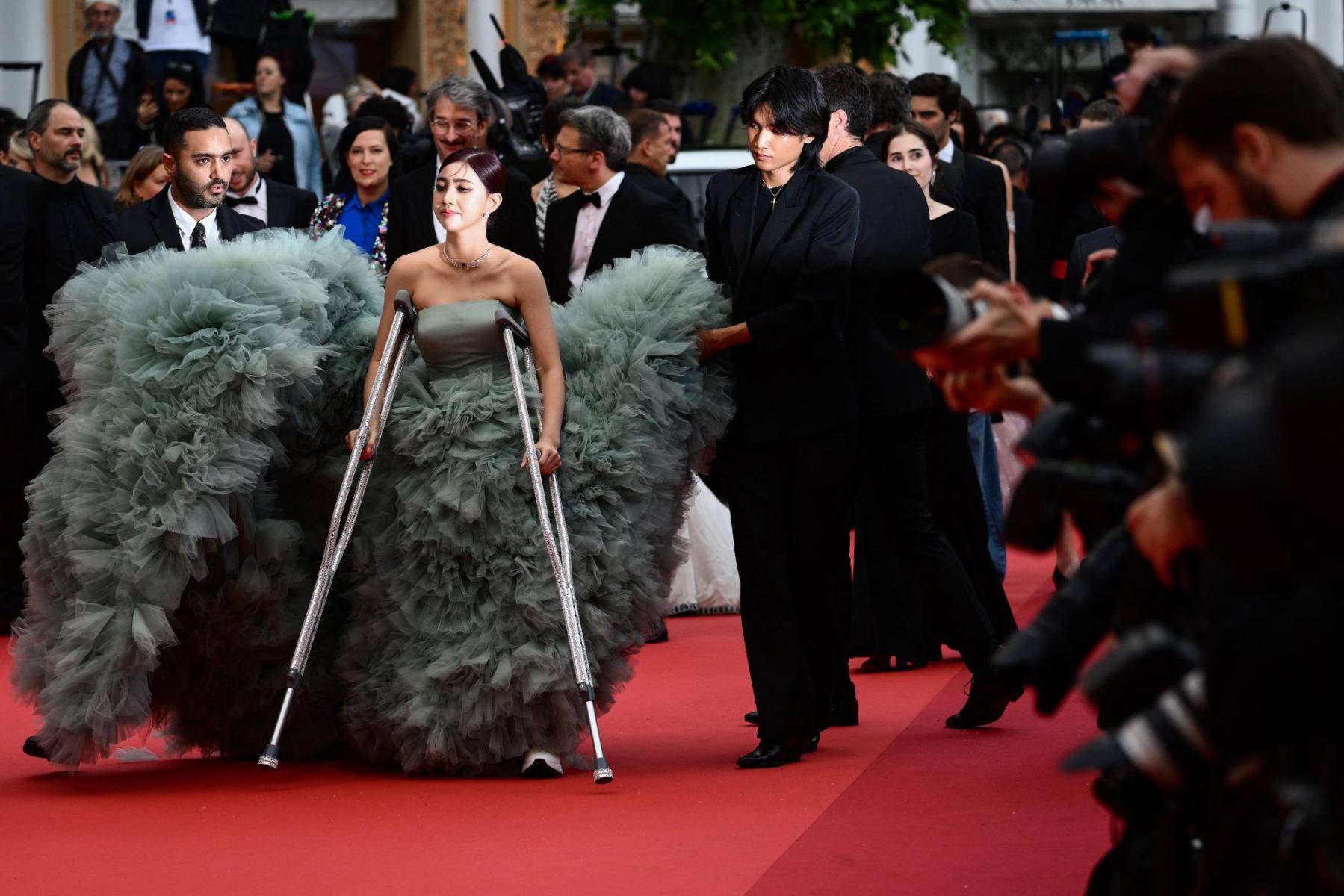 A pesar de tener que usar muletas por una fractura, la actriz camboyana Shin Yubin no renunció al glam y deslumbró en la alfombra roja
