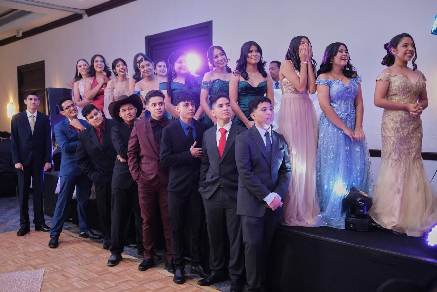Los 21 jovenes llenos de sueños y expectativas.