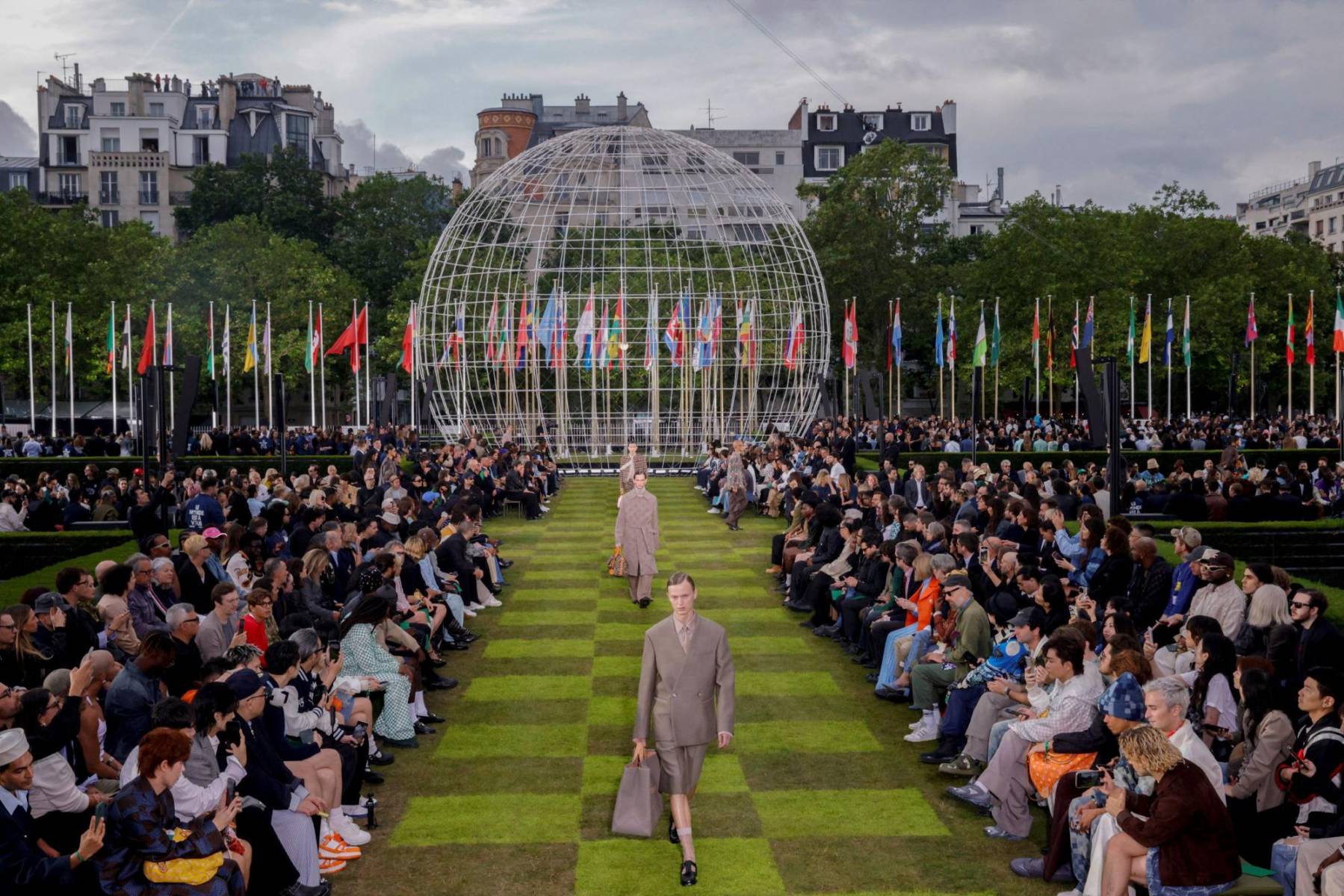 Diversidad pero dentro de la unidad: ese era el mensaje del rapero y diseñador de la línea de ropa masculina de la marca de lujo, que inauguró con un show espectacular la Semana de la Moda parisina. Francia celebra en menos de dos semanas elecciones legislativas anticipadas a dos vueltas, en las que la extrema derecha parte como favorita.