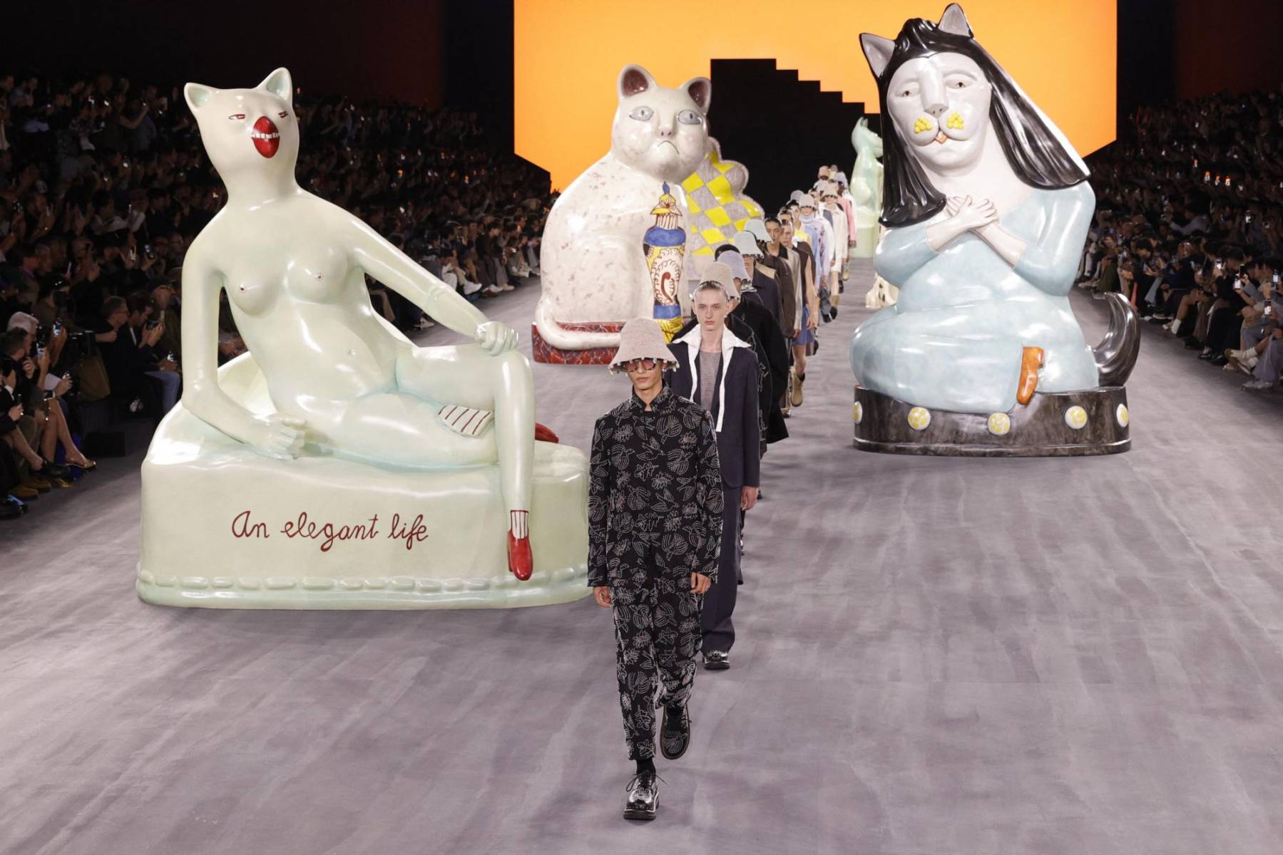 El director creativo Kim Jones rindió homenaje en París a la figura del artesano con un desfile desenfadado para Dior Homme, con zuecos, ropa cómoda y estampados de dibujos casi infantiles, en una pasarela llena de gatos de cerámica gigantes.