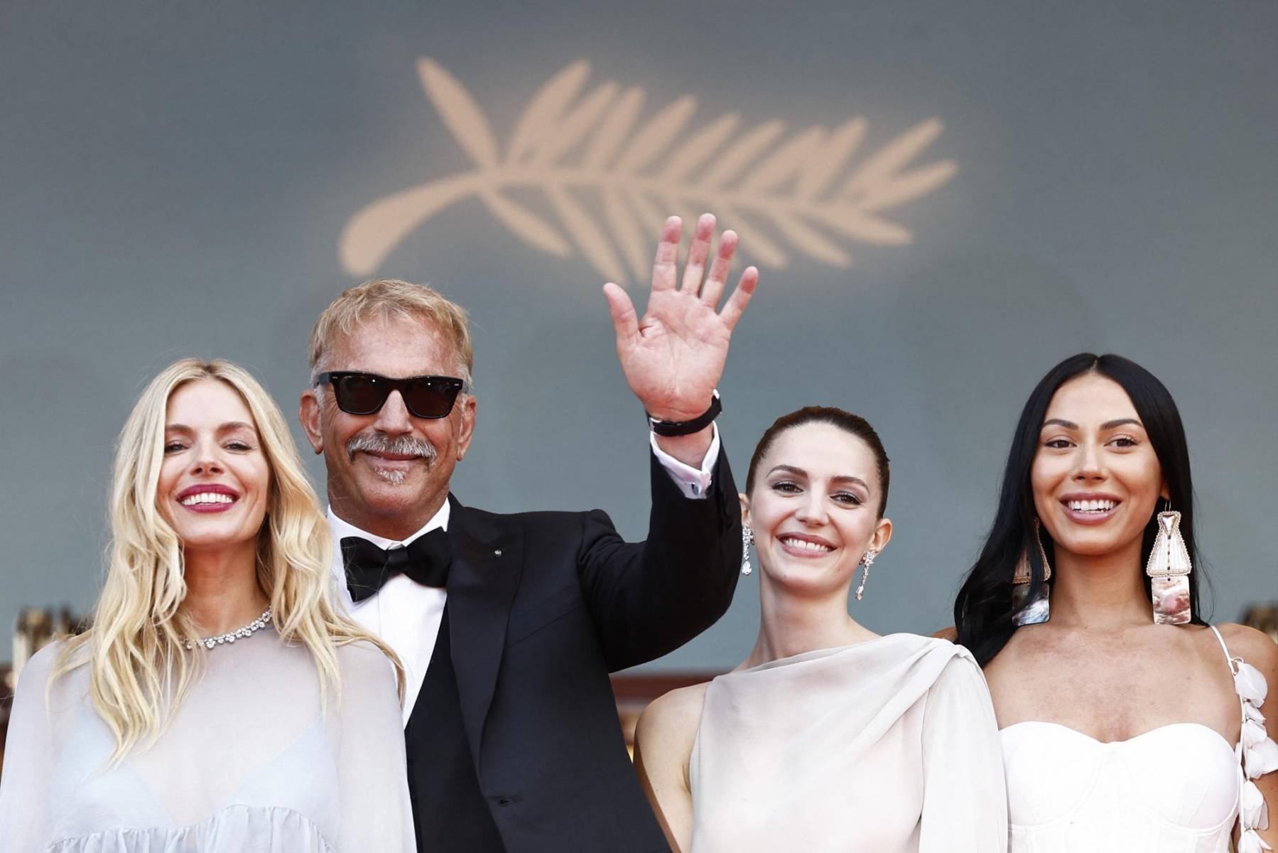 La actriz Sienna Miller, Kevin Costner, Jena Malone y Wase Chief 