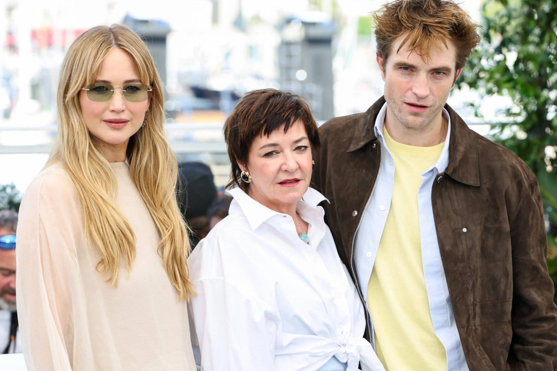 Lynne Ramsay, conocida por su sensibilidad en filmes, construye un retrato de la mente femenina en crisis, donde visualiza que la maternidad no siempre es un estado idealizado, sino una experiencia abrumadora y solitaria. 