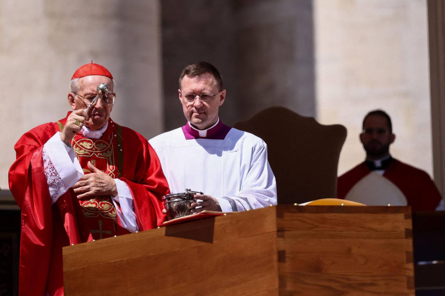 Durante este tiempo, se celebran misas diarias en la Basílica de San Pedro, cada una con una intención específica, presididas por distintos cardenales, consolidando la unidad del Colegio Cardenalicio y preparando espiritualmente a la Iglesia para la elección de su sucesor.