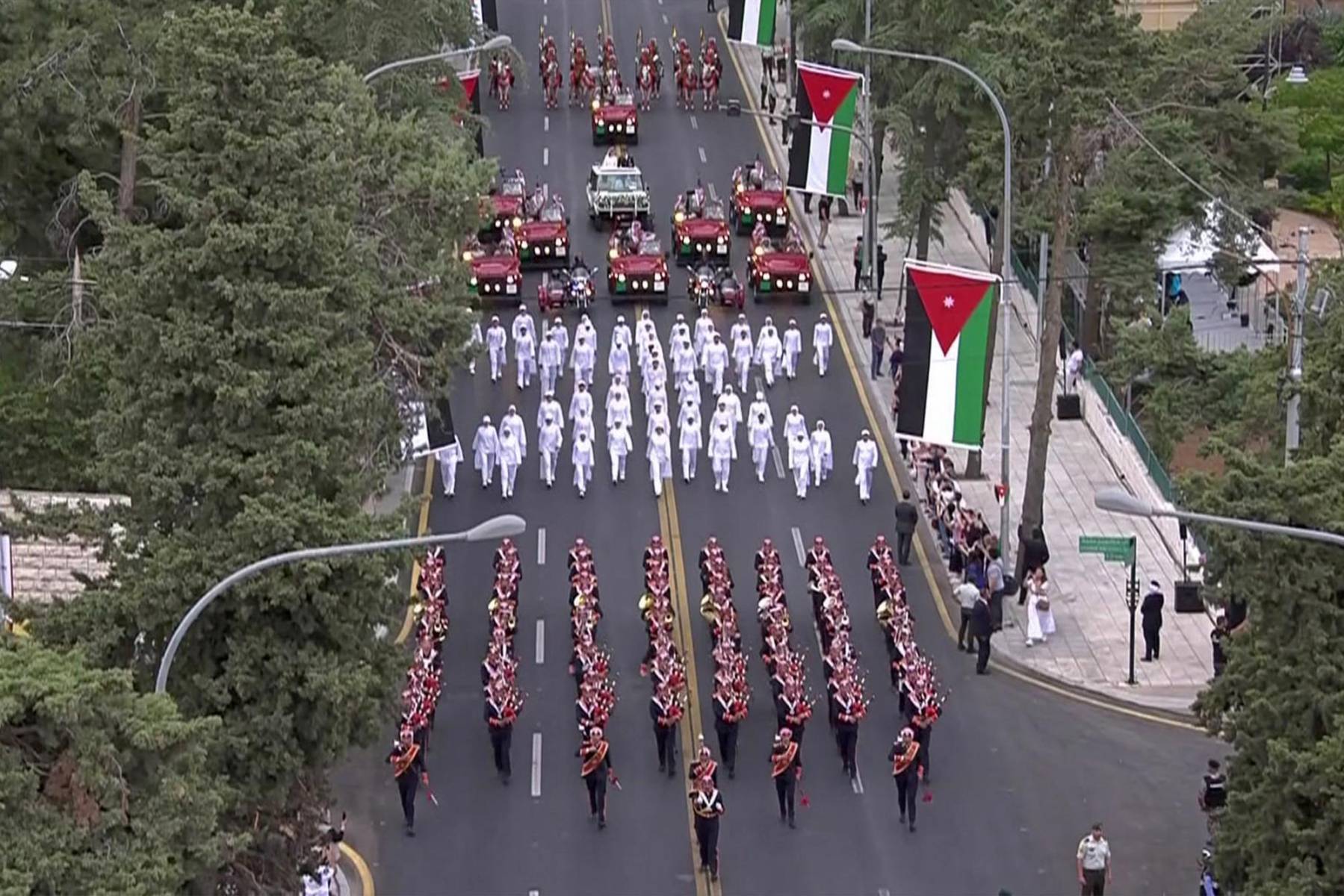 La caravana roja que acompañó a los novios por las calles de Aman (Photo by Jordanian Royal Palace / AFP) 