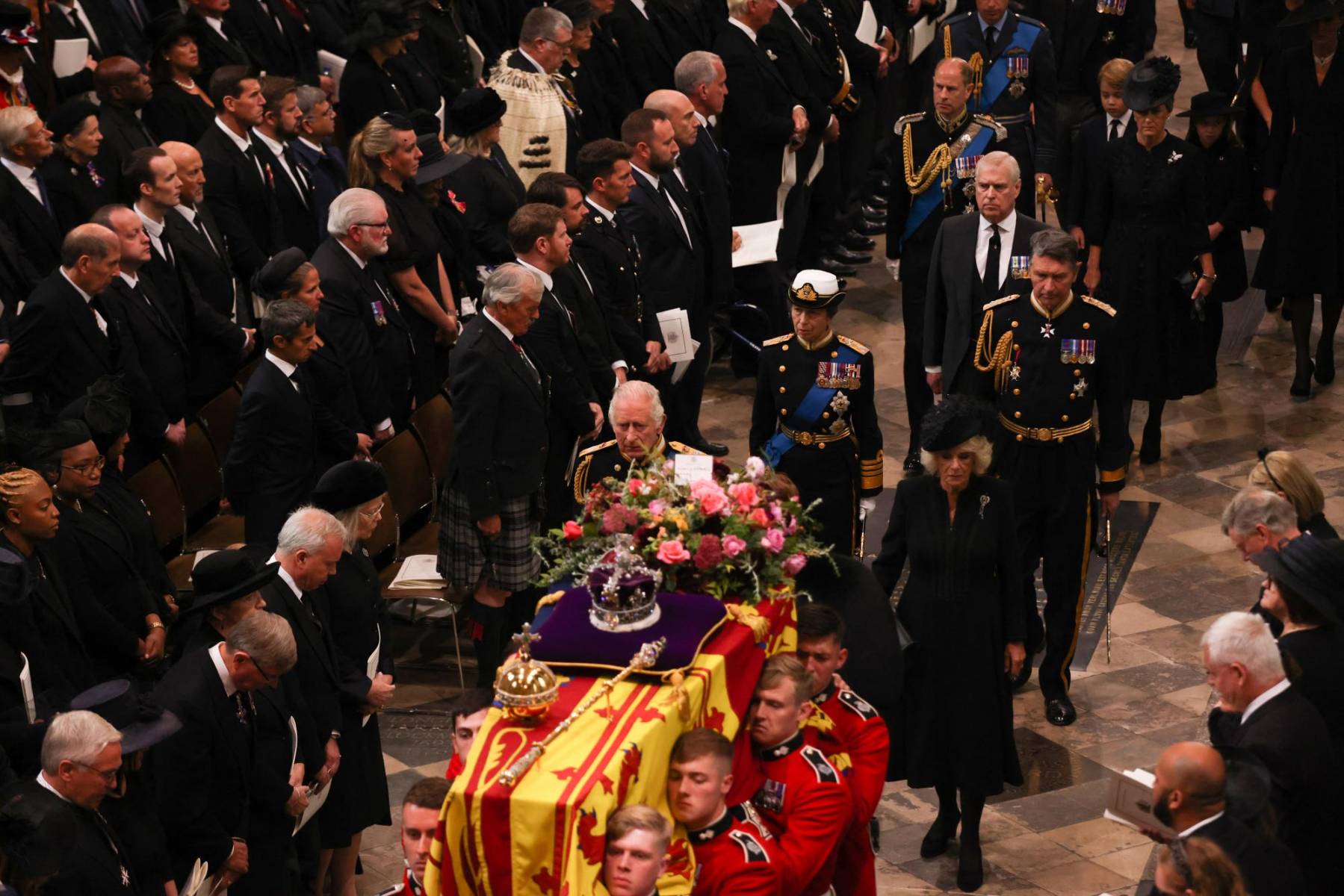 El rey Carlos III y Camila, reina consorte; la princesa Ana, los príncipes Ana, Eduardo, Andrés acompañan el féretro de su madre (Photo by Jack HILL / POOL / AFP)