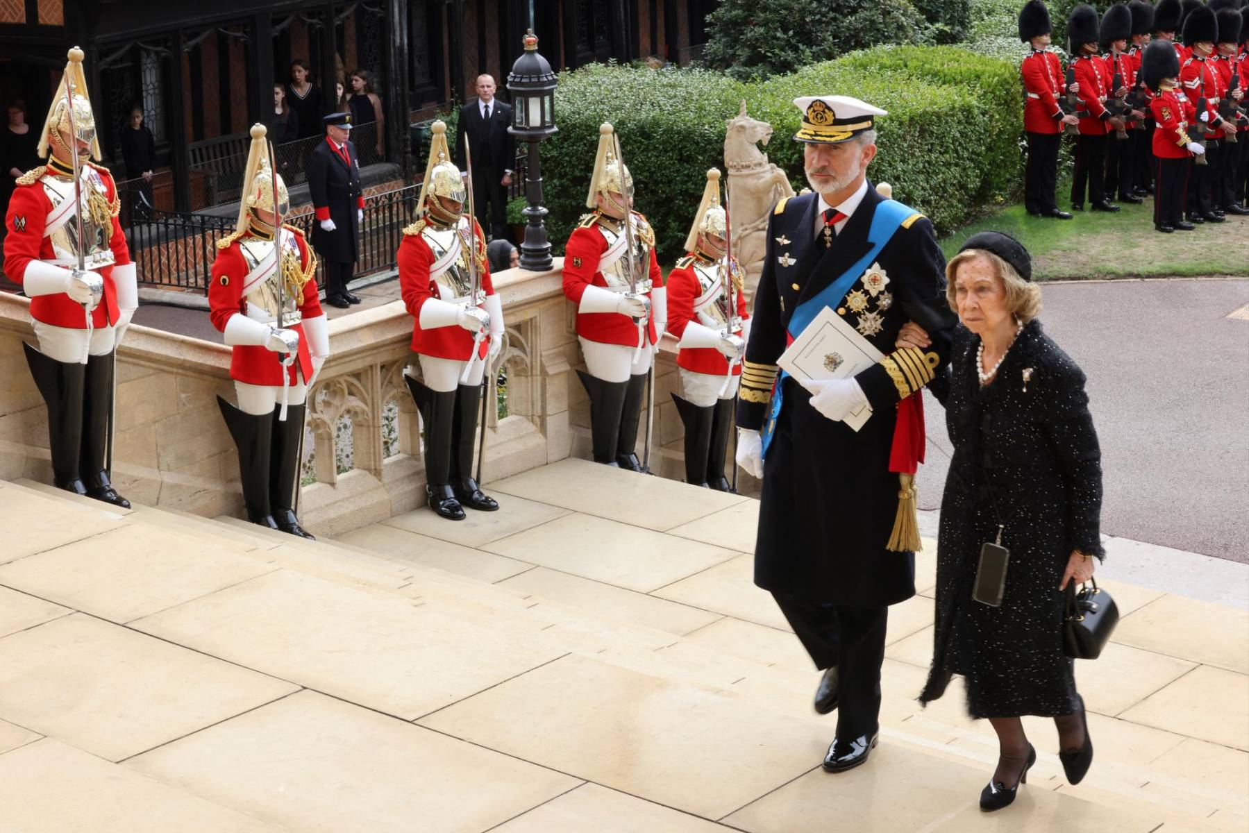 Felipe de España y su madre, la reina de Sofía arriban al templo en el castillo de Windsor (Photo by Andy Commins / POOL / AFP)