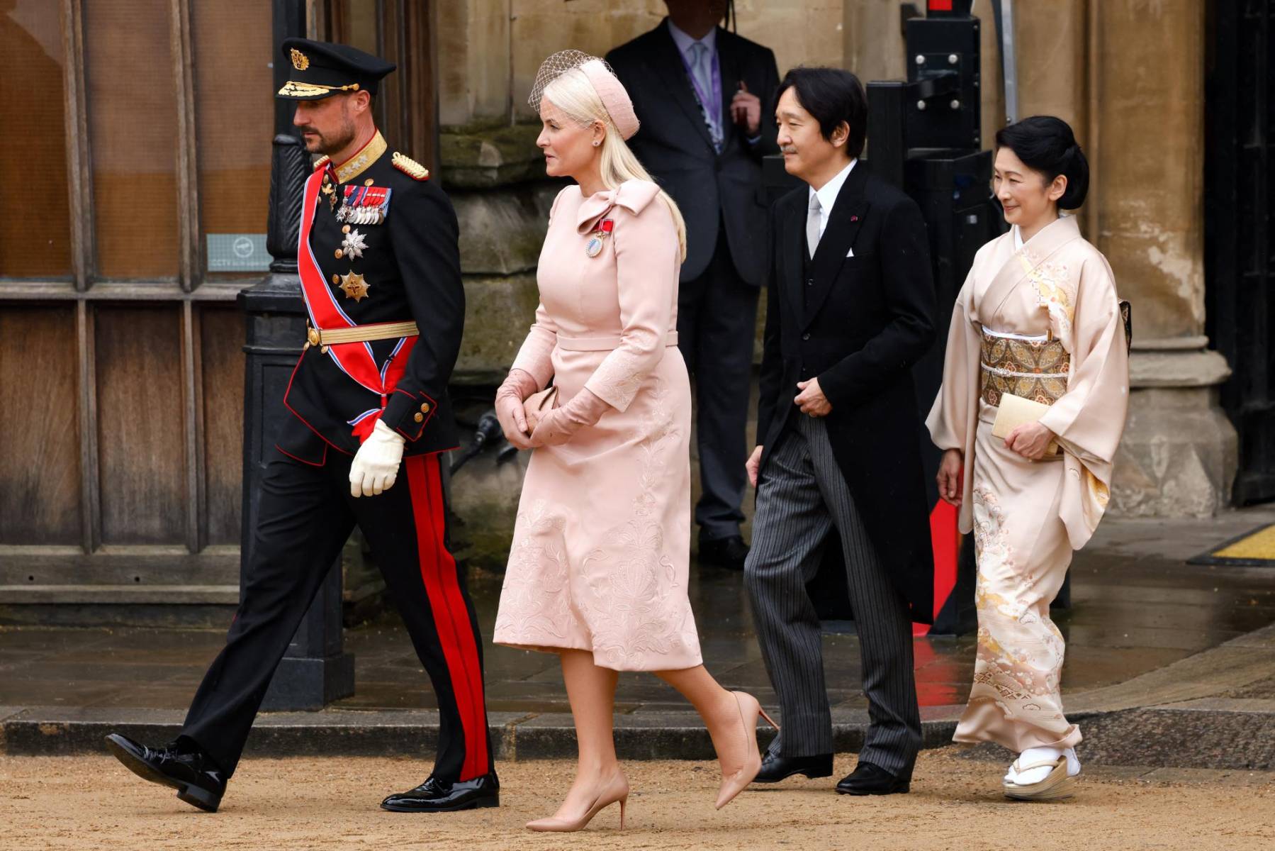 El príncipe Haakon de Noruega con su esposa Mette-Marit y los príncipes de Japón, Fumihito y Kiko 