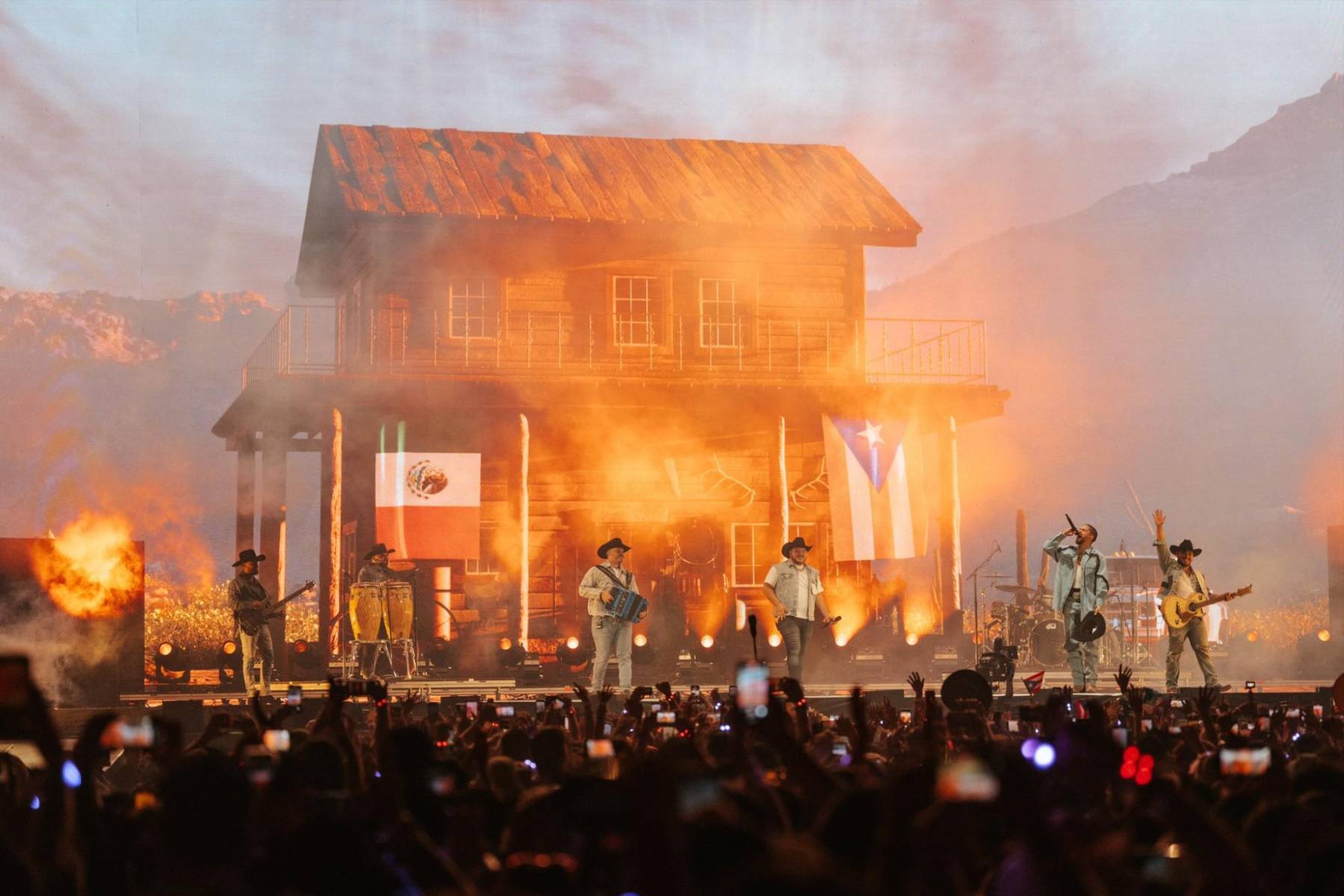 Benito cambió su setlist para cantar con Grupo Frontera y José Feliciano.