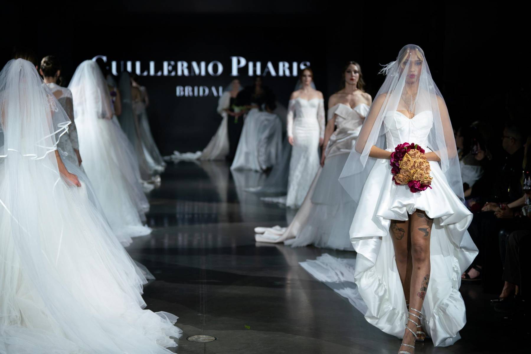 Inspirada en sus viajes por el mundo y su profundo estudio de la historia de la moda nupcial, cada vestido equilibra magistralmente la estructura arquitectónica con detalles románticos