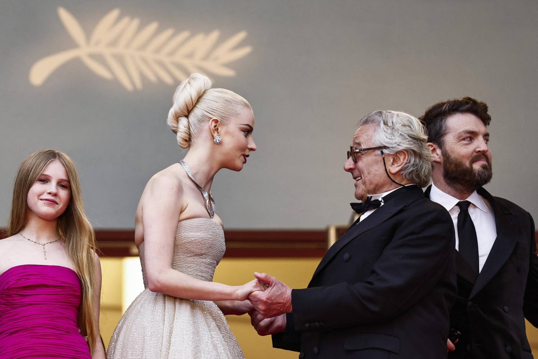 Alyla Browne y Anya Taylor-Joy con George Miller, director de Furiosa: A Mad Max Saga