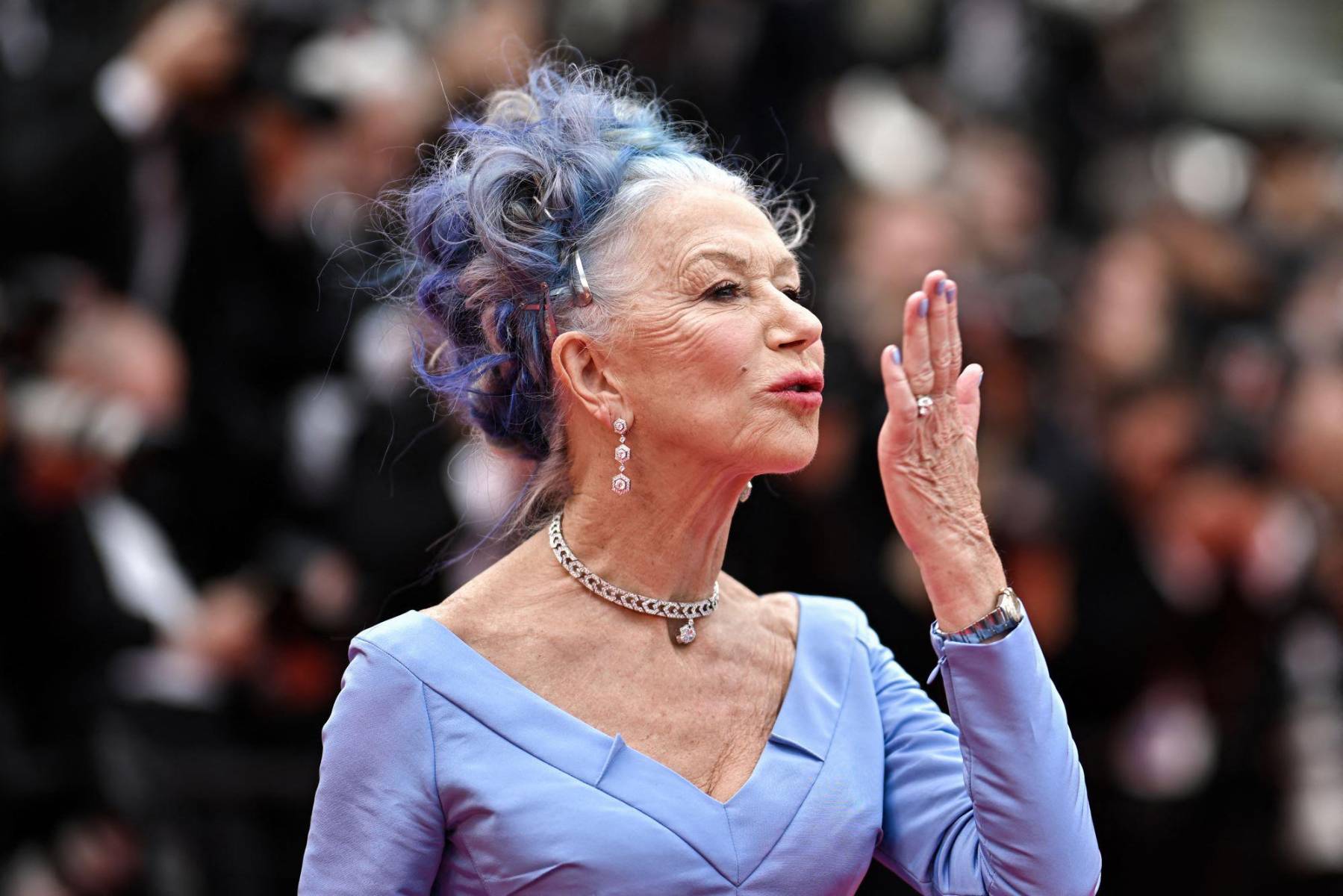 La ganadora del Oscar, Helen Mirren, puso la nota punk en la alfombra roja de la jornada inaugural del Festival de Cannes, donde robó las miradas de todos con su espectacular look pero especialmente por su cabellera teñida en azul, a tono con su vestido.