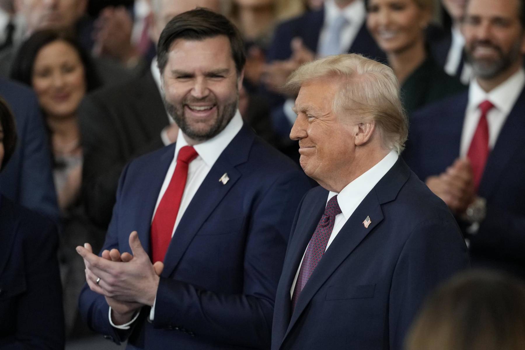 El presidente de Estados Unidos, Donald Trump, junto al vicepresidente, JD Vance. EFE/Julia Demaree 
