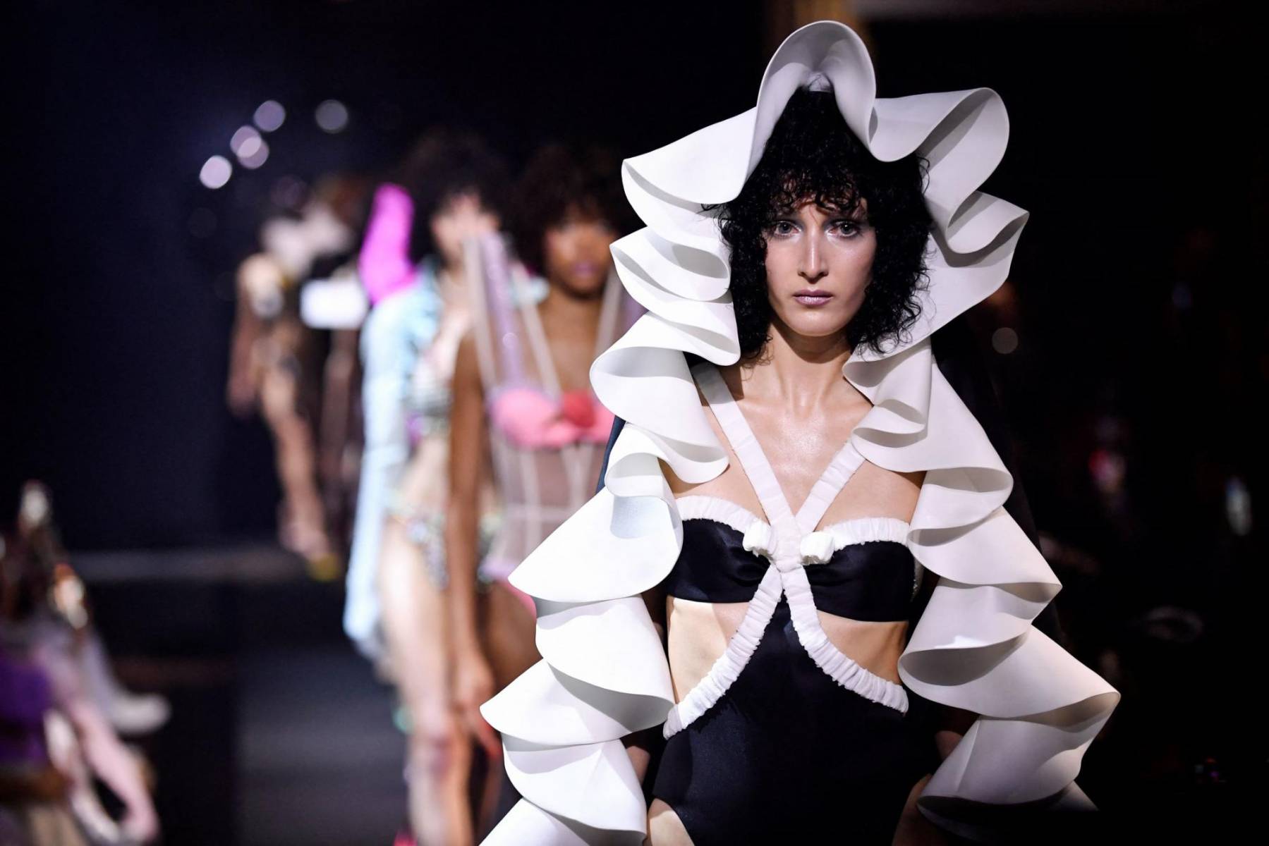 La moda que se presentó esta semana en París responde a las colecciones otoño e invierno, pero para Viktor&amp;Rolf no hay más fronteras que las que uno decide romper. Si acaso, la mujer que lleva la ropa diminuta de esta colección puede protegerse con falsos maniquíes de esmoquin, que la envuelven y la acompañan mientras se pasea. 
