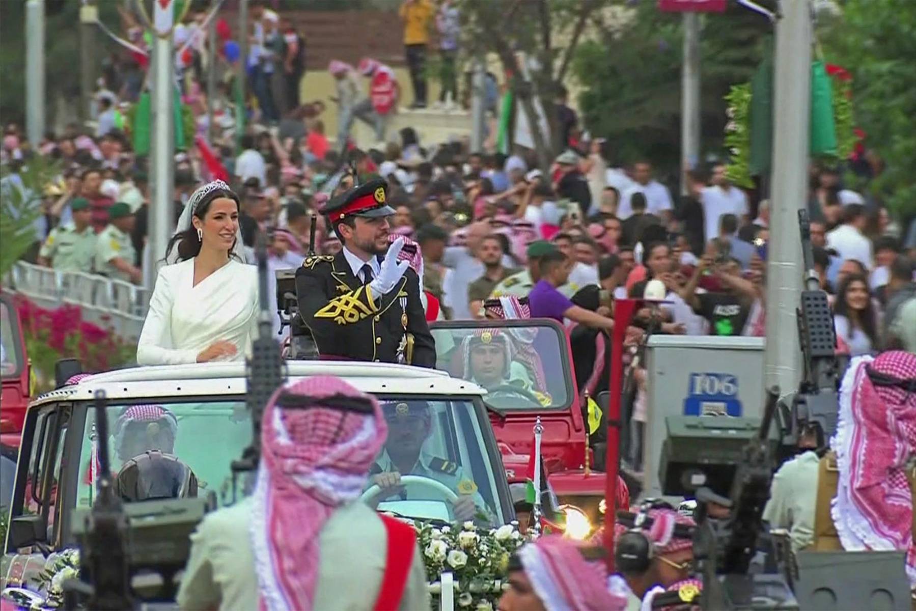 Antes del banquete nupcial en <b>Al Husseiniya Palace </b> , los recién casados recorrieron las calles a bordo de un coche descapotable (Photo by Jordanian Royal Palace / AFP) 