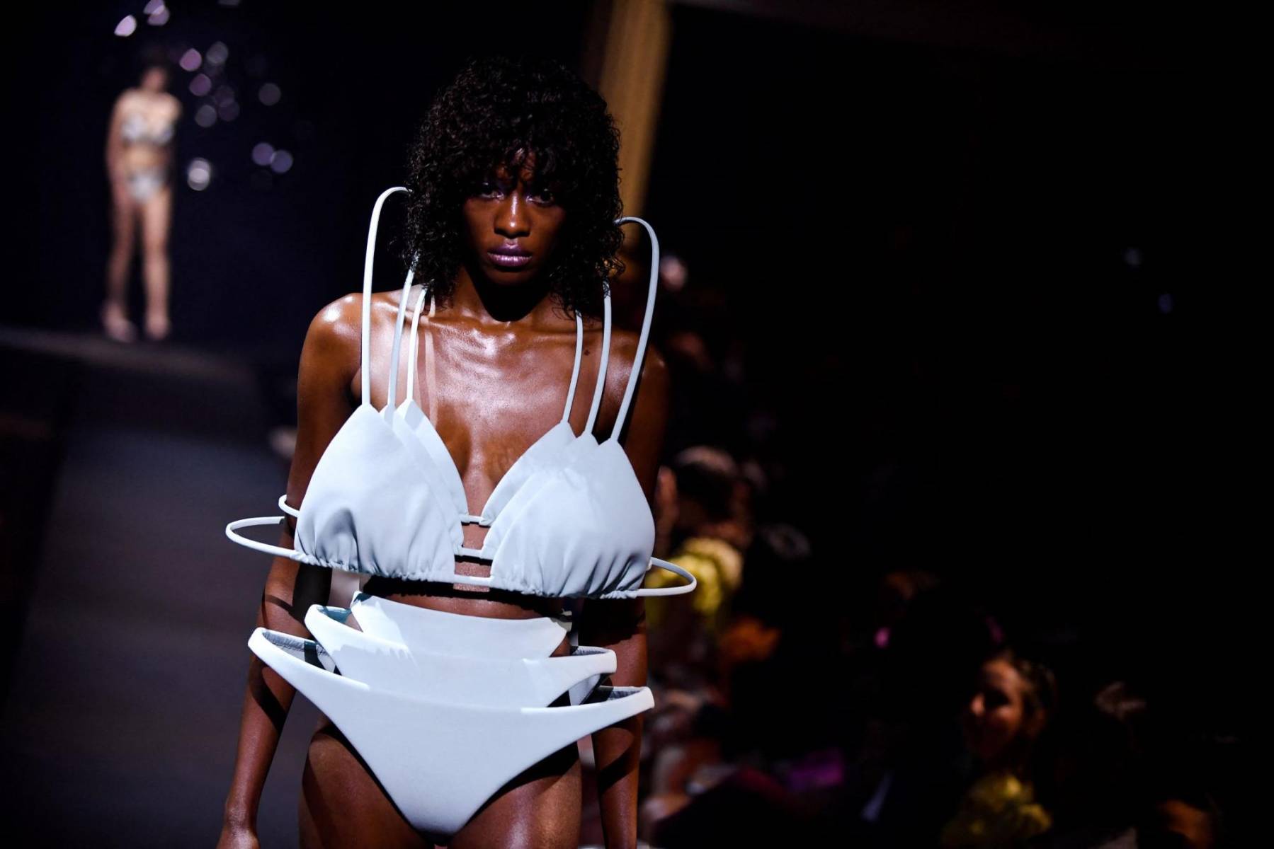 “Proyectamos todos los códigos que hemos desarrollado en los últimos treinta años en esas prendas pequeñas: tirabuzones, lazos, flores, capas de ropa...”, explicaron los diseñadores holandeses Viktor Horsting y Rolf Snoeren, quienes nacieron en 1969, visten igual y hoy son lo que soñaban ser.