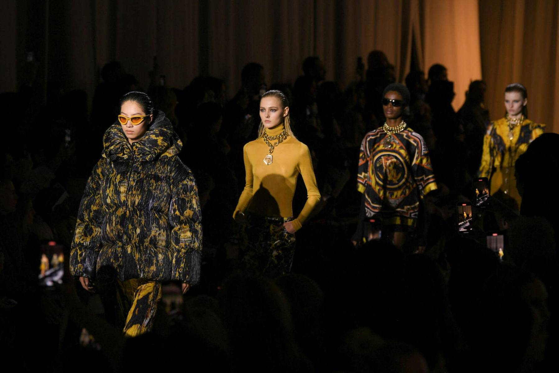 La aclamada firma Roberto Cavalli presentó una colección original bajo la dirección de su diseñador Fausto Puglisi, quien muestra una notable sintonía con el ADN de la marca. La innovadora incorporación del mármol en una variedad de tejidos resalta la singularidad de cada look, ofreciendo una propuesta única y cautivadora.