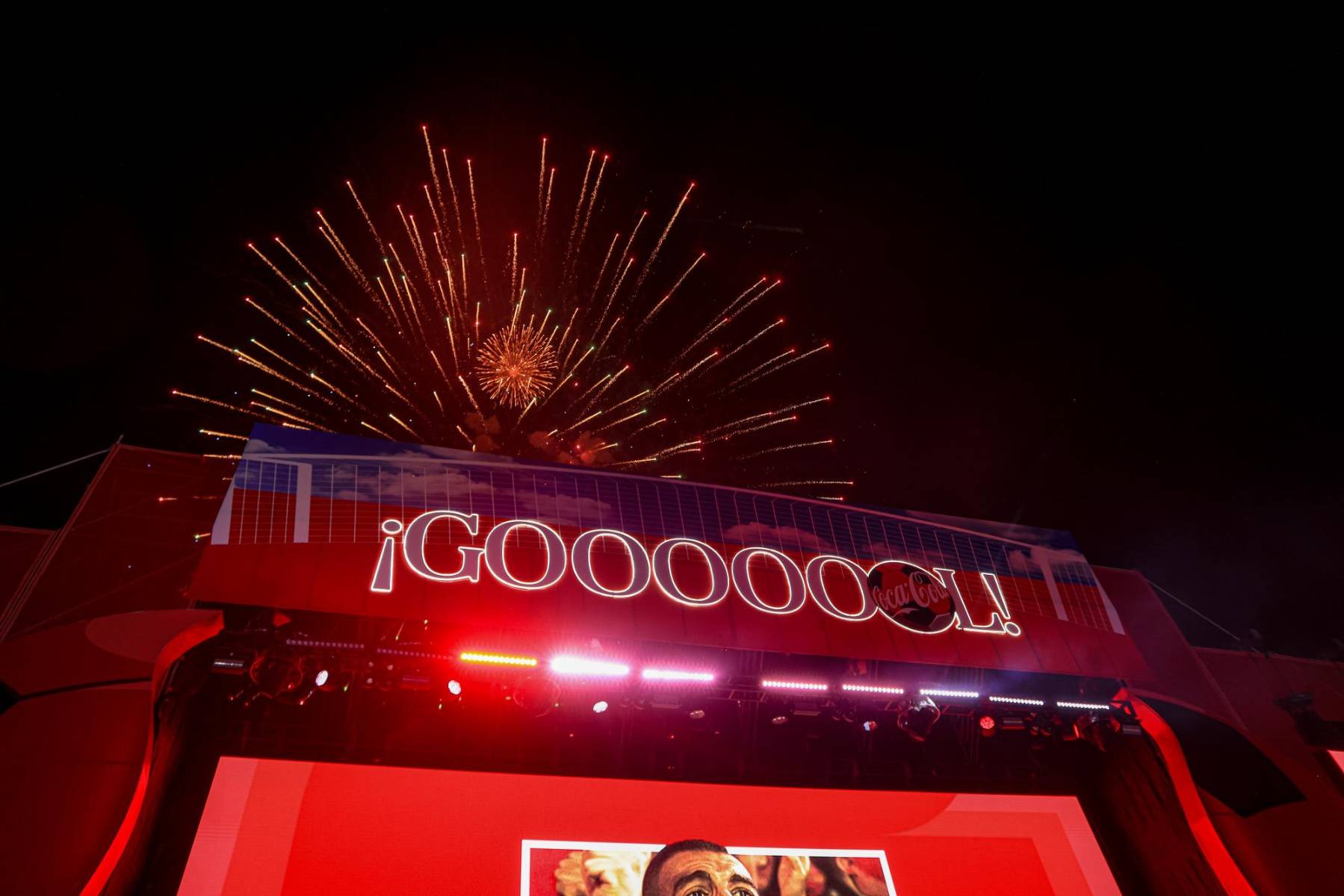 Con el respaldo de Coca-Cola, Socio Oficial de la Copa Mundial de la FIFA 2026™, y Michelob Ultra, Cerveza Oficial del torneo, miles de aficionados disfrutaron de GOOOL FEST en Tegucigalpa. Durante tres días, el evento reunió fútbol, música, entretenimiento y experiencias interactivas que hicieron vibrar a los asistentes. Revive los mejores momentos de esta celebración en nuestra galería de fotos.